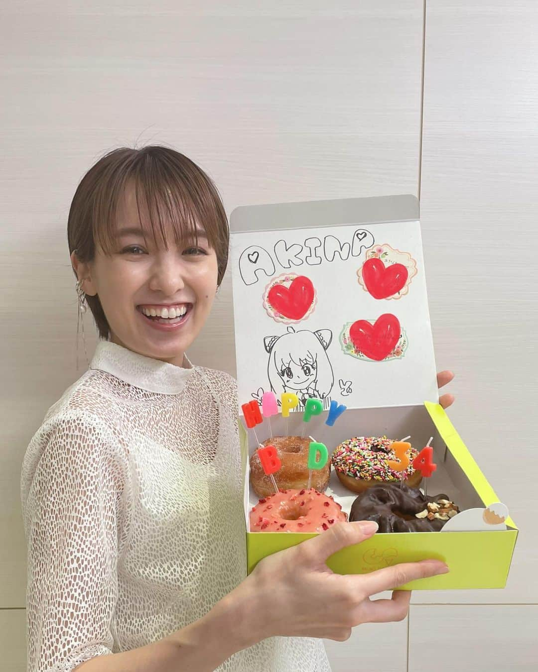 南明奈のインスタグラム：「メイクさんスタイリストさんマネージャーさんにもお誕生日お祝いしていただきました☺️✨」