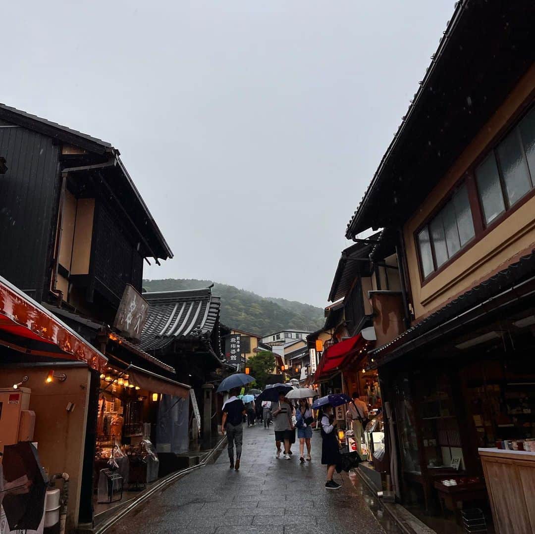 今田美奈さんのインスタグラム写真 - (今田美奈Instagram)「旅行で京都、奈良に🚅！ 1日目は大雨だったけど、雨の清水寺はそれはそれは、とっても素敵で…。行く場所行く場所が修学旅行以来のものばかりで、見るもの全てが昔と違う感覚を持って見ることができて、良かったなぁ：）感動したぁ。」6月4日 18時22分 - _minaimd.j_