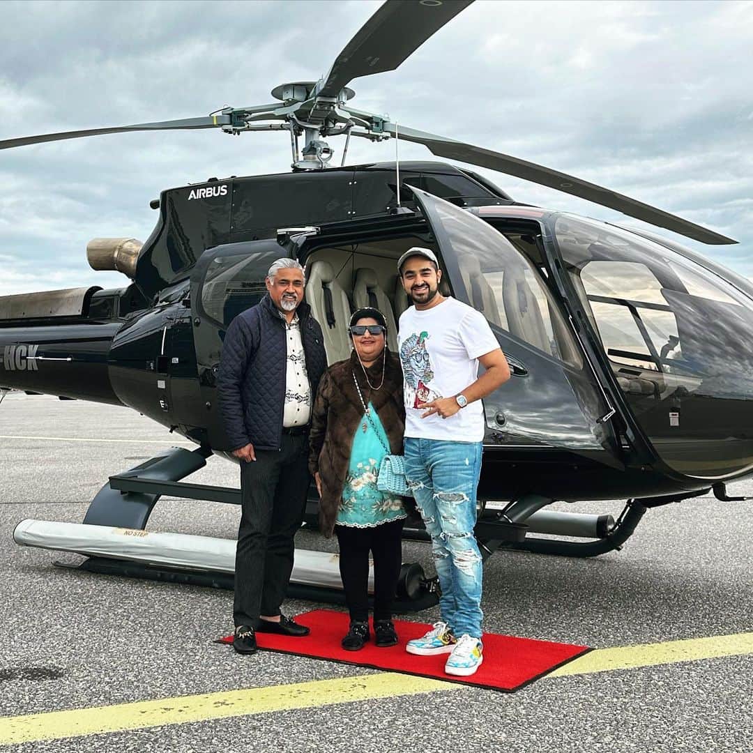エヴァン・ルースラのインスタグラム：「Taking flight for the first time isn't quite as special as sharing the skies with the two who taught me to soar.   Here's to my parents' first ever helicopter ride. It's your turn to fly with me!  🥂🚁 👨‍👩‍👦😃🌟」