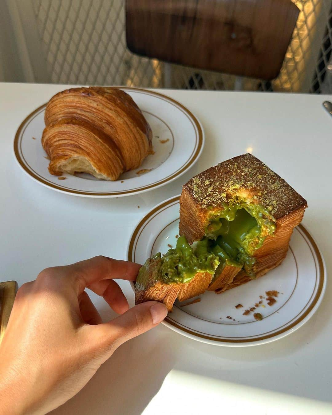 パメラ・ライフさんのインスタグラム写真 - (パメラ・ライフInstagram)「croissant aesthetics 🤤🥐   picking up a topic I wrote about when I posted this story: I’m so happy I eat croissants 😂 full stop. there is so much finger pointing and underlying guilt in the health food area, also so many people who haveeeee to present that they eat ‘unhealthy’ food while still having abs, others who criticise eating a date or banana because it’s high in sugar & so on. Especially in journeys of losing weight / getting more ripped, you can quickly get too focused and strict about details, while forgetting to zoom out and see a bigger picture. I still totally agree to the fact that some foods are more nutritious, better in quality and therefore healthier than others. Saying “no food is unhealthy as long as it makes you happy” is also not correct from my point of view.   However, it’s healthiest to NOT STRESS about food, to not overthink the beauty of eating, to not hold yourself back when sitting in a restaurant - while still focusing on balance and eating a mostly natural diet. I had no clue about the macros, ingredients or calories of my food the past 2 months while travelling (Bali, Maldives) - and I didn’t care about it a second. I listened to my appetite & that’s it. So enjoying a croissant (or anything else) won’t hurt nothing and if it makes you happy (like it does me) it’s for sure an amazing choice for mind, body & soul. Life is not black & white, food is not bad & good and therefore living in extremes is nothing I strive for either 🫶🏼   PS: pistachio cream 🤤🤤🤤  #croissanttalk #happysunday」6月4日 18時26分 - pamela_rf