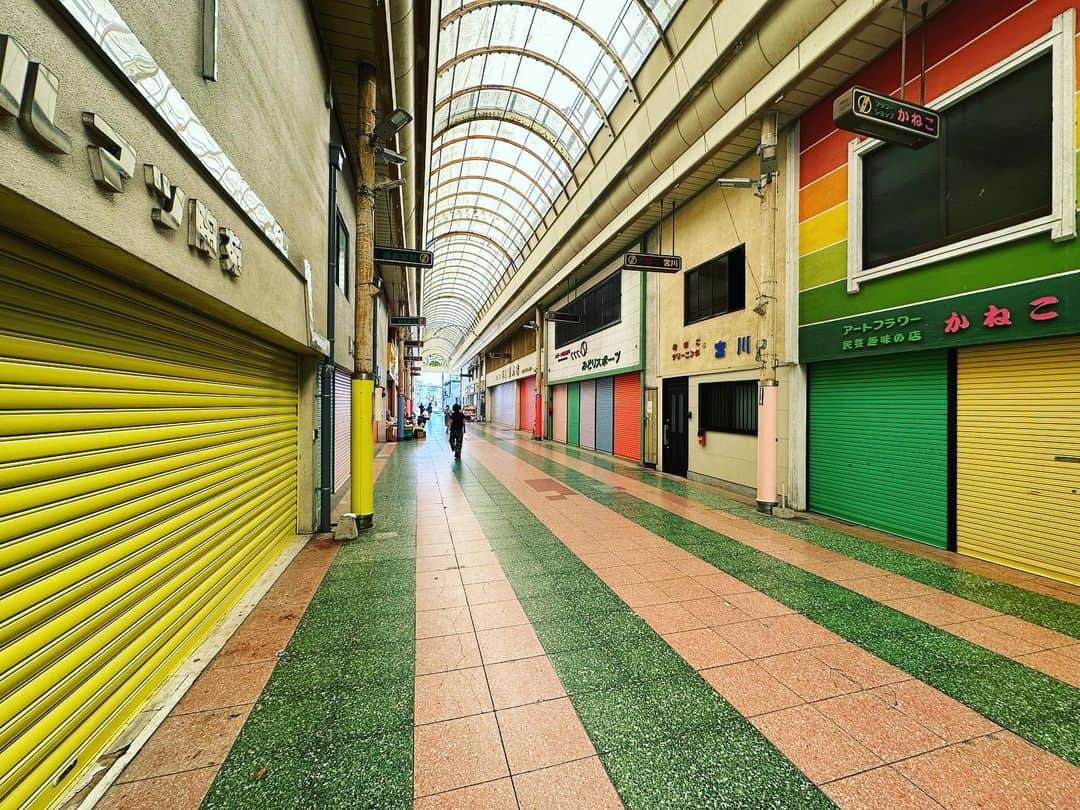 岡崎太郎のインスタグラム：「直方。 シャッター商店街。 なんともカラフル。  #直方市 #シャッター商店街 #カラフル」