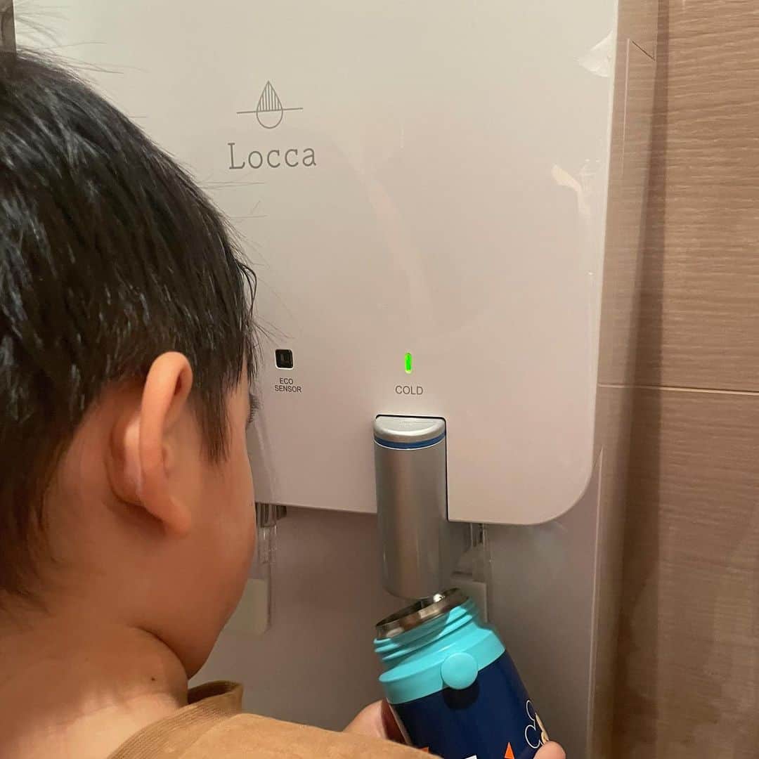 にわみきほのインスタグラム：「. 広告出演させていただいている Loccaのスリムアールが我が家にきて半年💧✨  産後も水分補給が欠かせないので 美味しいお水が飲めるのが嬉しいです😊 浄水型なのでお水の在庫を気にすることなく 好きなだけ毎日ゴクゴク飲めるのもいいなぁ🙆‍♀️  #息子も幼稚園の水筒に #毎朝たっぷり自分でお水をいれてます🫧 @locca_water」