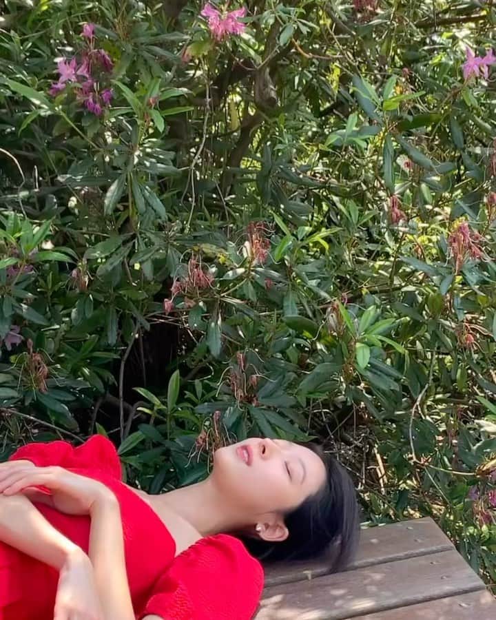 のインスタグラム：「아주 진한 여름이었다🇮🇹🌹☀️☄️🌊  이제 가을 오자..🫶🏻 원피스는 @moonleeartwear 제품이에요!  자꾸 아른거리는 납작복숭아 맛🥹 10개는 먹고 왔어야했는데..🍑 #blossomh_italy」