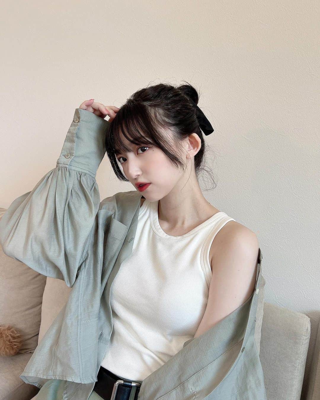 石井陽菜のインスタグラム：「⁡ ⁡ ⁡ 日曜日🍃 最終稽古でした〜！！ ⁡ 最近グリーンが好き🌱 お団子にしたよ〜 ⁡ ⁡ #少し見えてるベルのしっぽ」