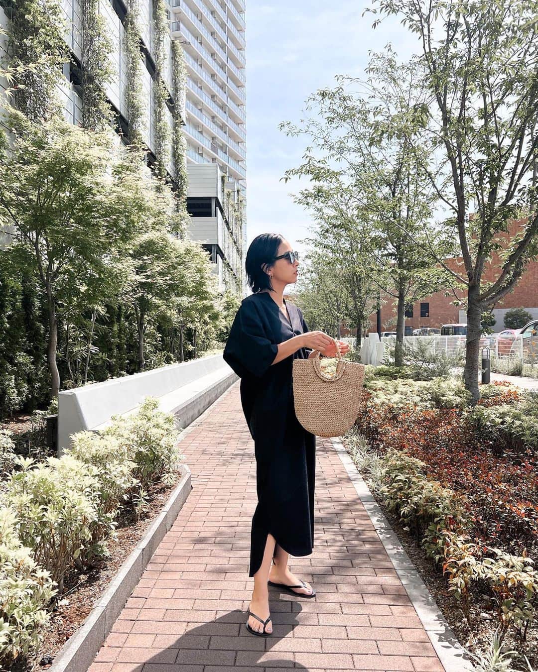 Hiiiiikoのインスタグラム：「♡ . . パックデザインが可愛いワンピース👗 @bonjoursagan  大人っぽくてリゾート🏝️って感じ☺️  ハット被ってたけど、風強くてやめた😇 . . #bonjoursagan#bs_style #ママコーデ#ママファッション#ママ#ファッション#コーデ#シンプルコーデ#カジュアルコーデ#ワンピース#ブラックコーデ#ブラック#プチプラ#プチプラコーデ#30代コーデ#4人のママ#女の子ママ#男の子ママ」