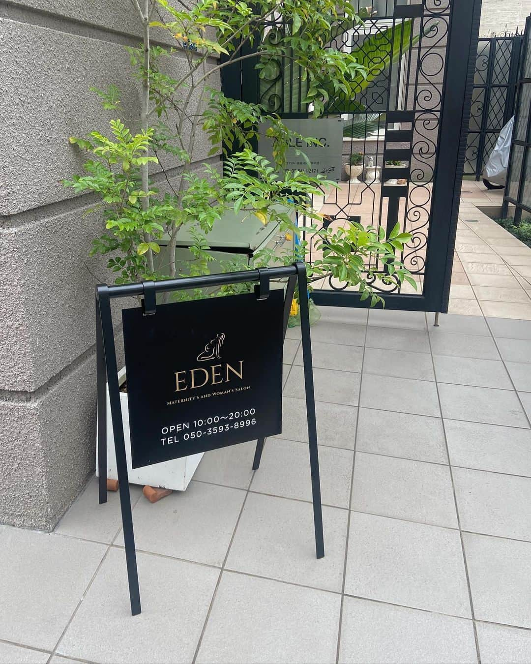 福井セリナさんのインスタグラム写真 - (福井セリナInstagram)「エステレポ🌿  📍EDEN MEDICAL SPA / 白金高輪 💆‍♀️産前産後トリートメント(ホットストーン)・骨盤矯正・アロマトリートメント  5月の疲れがマックスまで到達して、お風呂にいくら浸かっても浮腫がとれない状態に😂 あわててワカコ先生のサロン、EDENに駆け込んできたよ〜  EDENの何がいいって、とにかく施術が上手い。 ワカコ先生が惚れ込んで口説き落とした久保さんというエステティシャン(めっちゃ優しい癒し系美人さん)が とにかく身体の細部まで「見える」人で、筋肉の際を見抜いて詰まり、凝りをほぐしてくれるのです✨  クオリティ高すぎて色々質問したけど、しっかり専門学校に通ったお方でエステティシャン歴も8年目のベテランでした。やはり何においても基礎を固めてる人は違う！ 初回60分7000円でこの技術は破格ですな。  ホットストーンをら巧みに使って、リラックスだけじゃ無い体のメンテナンスができるよ..!! 終わった後の脱力感がほんと、異次元🥹🌱  施術を終えた後のハーブティがこんなに体に沁みたのは初めてかも😂💕  マタニティでも通えるエステで、産後の骨盤矯正もできて生活でのアドバイスももらえます◎  体の緊急事態・日々の疲れを癒したい人におすすめ☺️ また必ず行く🙆‍♀️  #エステレポ#エステ #エステサロン #都内エステ #都内エステサロン #癒し#ほぐし #マッサージ #むくみ解消 #むくみ改善 #筋膜リリース #筋膜 #スパ #エステティシャン #エステ好きな人と繋がりたい #エステ好き #エステティック#勝手にpr」6月4日 18時40分 - serinafukui__