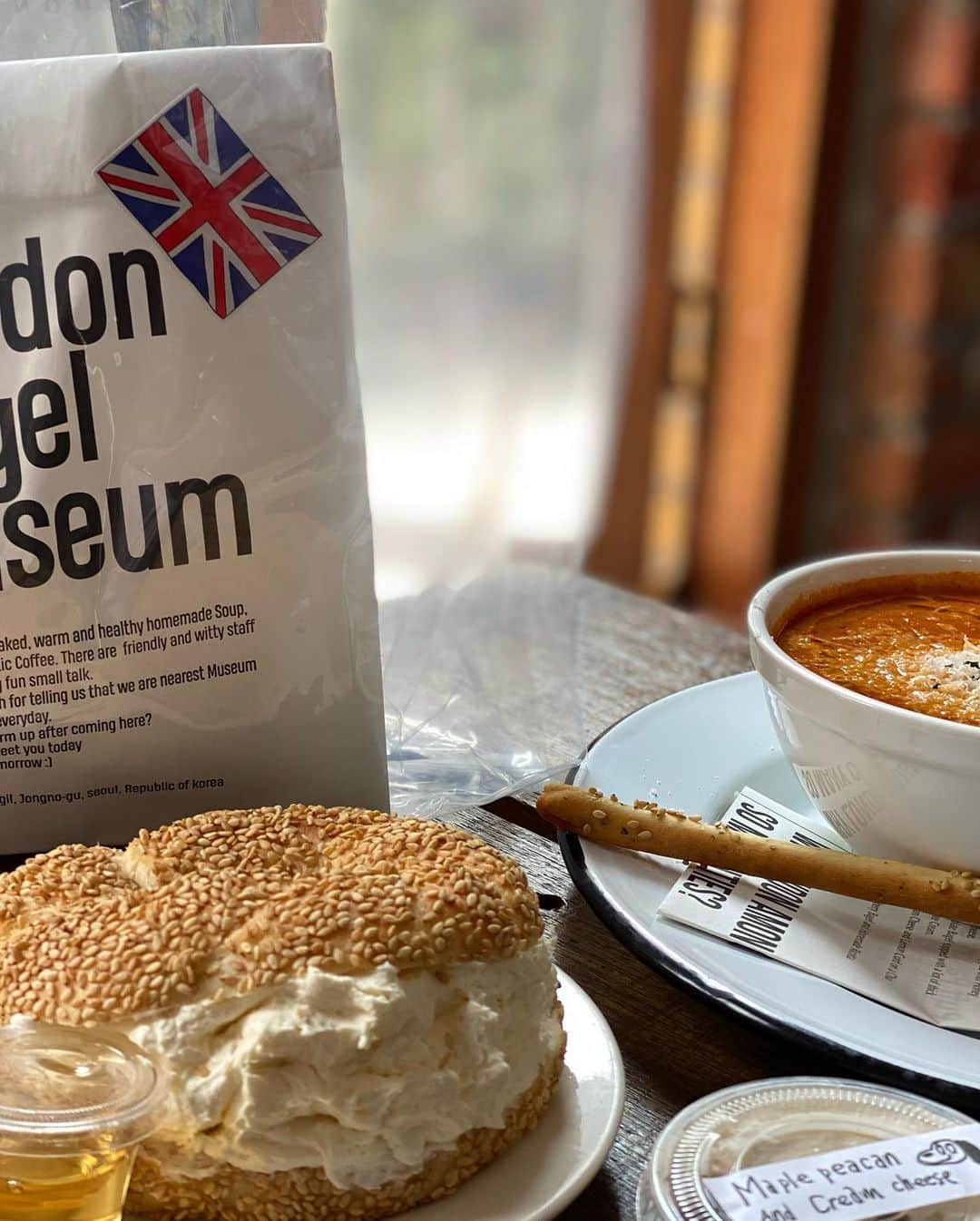 keikobun34のインスタグラム：「▶︎ 韓国旅行🍴  📍London Bagel Museum Dosan @london.bagel.museum   オープン前から並ぶと聞いていた 人気のベーグル専門店。 そんな時間から行くつもりも全くなく、 ハプニングもあって、 ふらっと14時ごろ行ってみた。 人は多かったけど、すぐに入れました。 (お店で携帯番号入れたらカカオトークで 順番がきたら知らせてくれます。) 近くにあった TamburinsとGENTLE MONSTER で待ち時間を潰すつもりが そんな時間もなく帰りに行きました。  次から次に焼き上がるベーグル。 今まで食べたベーグルの中で 一番美味しかった♥︎ シンプルなベーグルに 好きなディップソースを付けて 食べるのがおすすめ。　 スープも美味しかった♡ テイクアウトもしましたが、 次の日でも美味しい！  店内の世界観も素晴らしいので、 お店で食べてみて下さい。  また行きたいお店です。  #韓国#korea  #ソウル#seoul  #韓国旅行#韓国グルメ #韓国カフェ  #最新韓国#韓国情報 #ベーグル#ベーグル専門店 #ベーグル屋 #londonbagelmuseum  #ロンドンベーグルミュージアム」