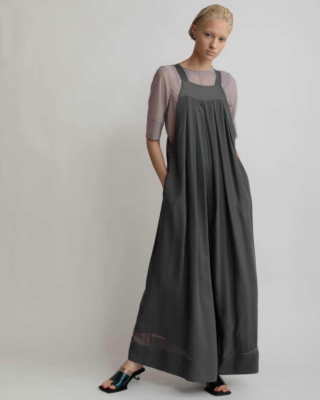 AULA AILAのインスタグラム：「【2023 HIGH SUMMER COLLECTION】  TACK SALOPETTE COLOR GRAY SIZE 0/1 ¥25,300   ワイドシルエットのリラックス感漂うサロペット。 リネンシルクのさらりとした素材感で、真夏にピッタリのアイテム。 胸元のディテールは、ホルターネックのような浅めでコンパクトな衿元にすることでカジュアル過ぎず、フェミニンで華奢な印象に。 裾は部分的にソフトオーガンジーをはめ込み透け感をプラス。  ✔️AULA AILA OFFICIAL WEB STOREにて HIGH SUMMER COLLECTIONアイテム展開中！」