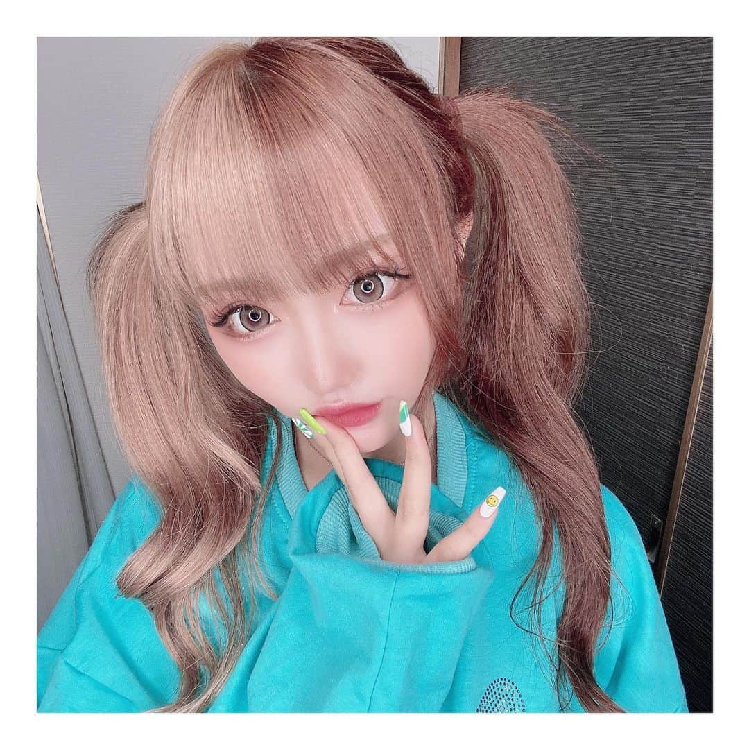 りせりのインスタグラム：「🤍 New Hair Color 🤎 ⁡ ⁡ ⁡ 人生初めてのツートン👧💗 ⁡ 急なイメチェーン！！！ でも奇抜すぎひん柔らかい色で合したからオシャレで超可愛い🥹🫶🏻 ⁡ 初めての挑戦で勇気いったけどいい感じになって良かった〜！ツインテールしたら超映える🤘🏻💖 ⁡ @colext_by_ivan さんいつもありがとうございます！！！！ ⁡ ⁡ ⁡ #new #hair #ツートン  @rsr_0717  #new #hair #ツートン #可愛い #女子力 #ツインテール #お洒落 #ミルクティー #ブラウン #ヘアアレンジ #趣味 #美意識 #twotone #cute #twinstail #milktea #brown #hairarrange #instagram #instagood」