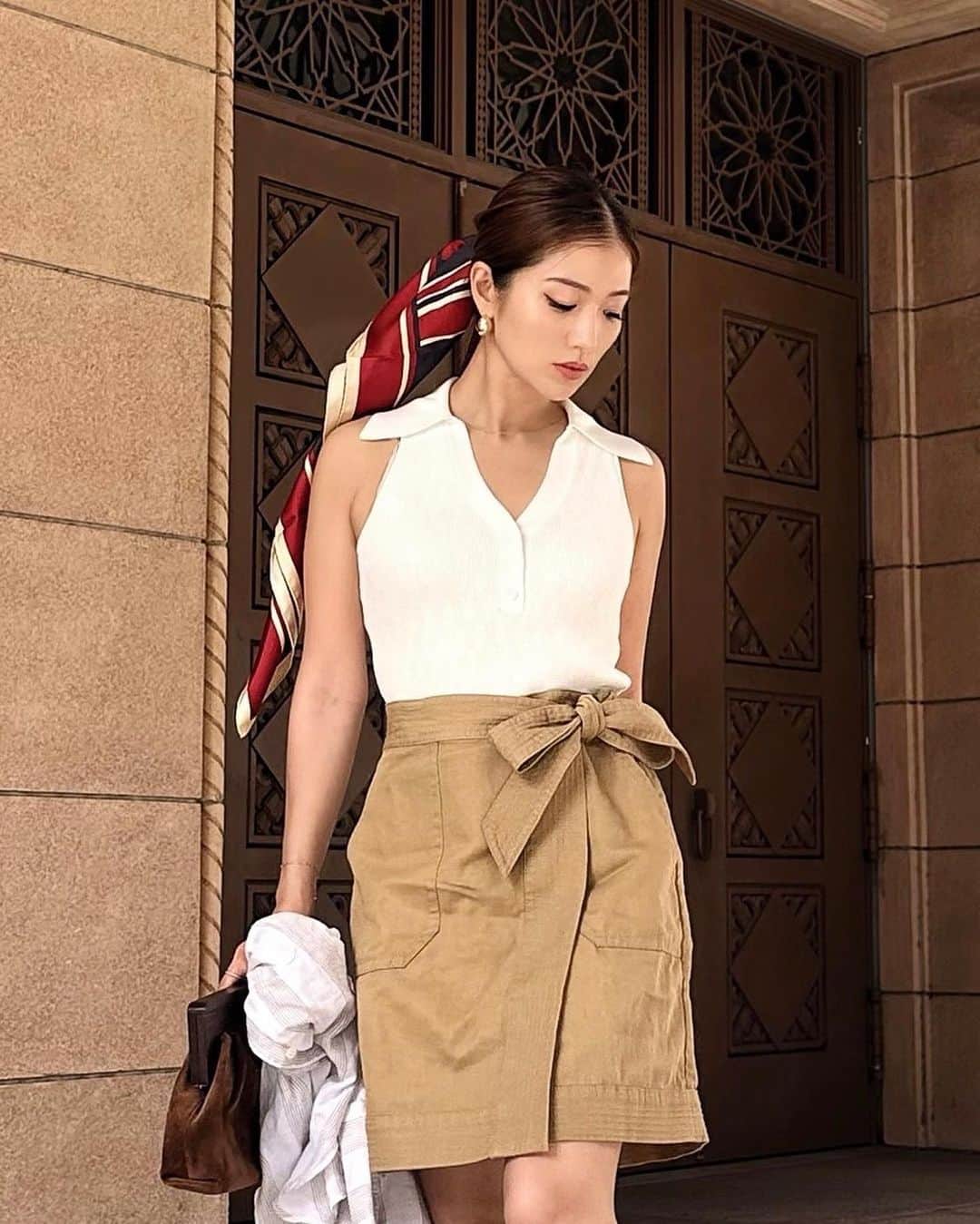 のインスタグラム：「🐫🏜️⛱  年々好きになるノースリーブポロ この夏はBANANA REPUBLICのものにしました🏜️  シルクのような柔らかな肌触りでとても気持ちのよい素材でVネック具合も好みです🤎  この夏は久しぶりに足も出したい気分で （まったく細くはないですが）巻きスカートを合わせました  髪に巻いたスカーフは首にまいたり肩にかけたりベアトップとして巻いても可愛いく用途自在🪡  今年はクラッチも気になるアイテム🤍👝  all @bananarepublic_jp 🌵❤️ （サンダル以外）  ______________________________________  #br_ad #TheBRLook #love #life #loveislove#bananarepublic  #バナナリパブリック #バナリパ  #ノースリーブポロ #ポロ」