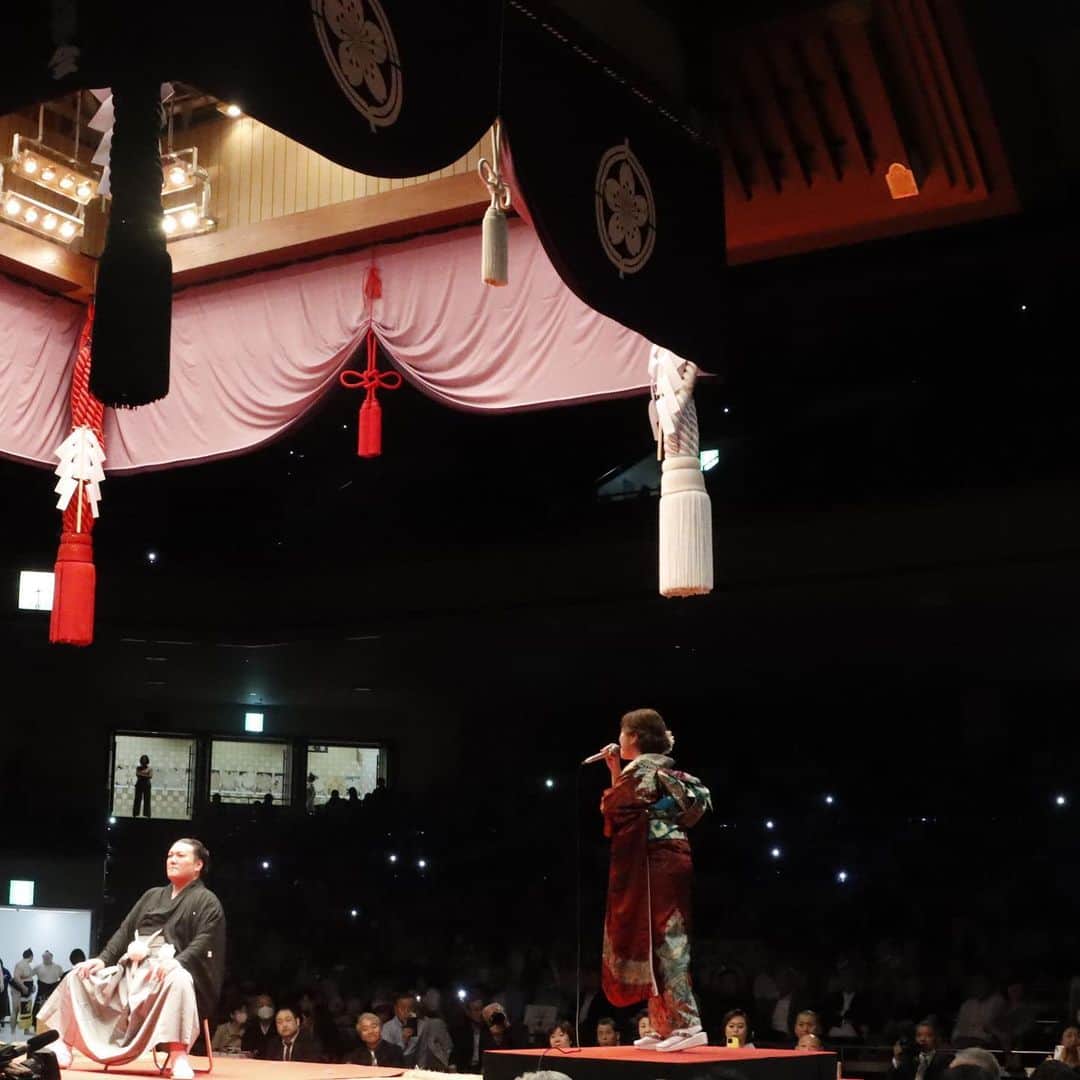 日本相撲協会さんのインスタグラム写真 - (日本相撲協会Instagram)「勢引退春日山襲名披露大相撲  元関脇 勢の春日山親方が引退相撲・断髪式を行いました。  断髪式では、 入門当初の師匠である先代伊勢ノ海の森田武雄さん（元 藤ノ川）をはじめとした約250名の方がハサミを入れました。 現師匠の伊勢ノ海親方（元 北勝鬨）が止めばさみ。  その後には、普段から親交があるという平原綾香さんから、Jupiterと誓いの2曲プレゼント。 最後には、演歌歌手の山本譲二さんと3曲を一緒に歌いました。  歌を愛している親方ならではの式となりました。 今後は伊勢ノ海部屋の親方として、後進の指導にあたります。  @sumokyokai #sumo #相撲 #勢  #お相撲さん #japan #japanculture #断髪式 #引退相撲 #東京 #両国 #tokyo」6月4日 18時56分 - sumokyokai