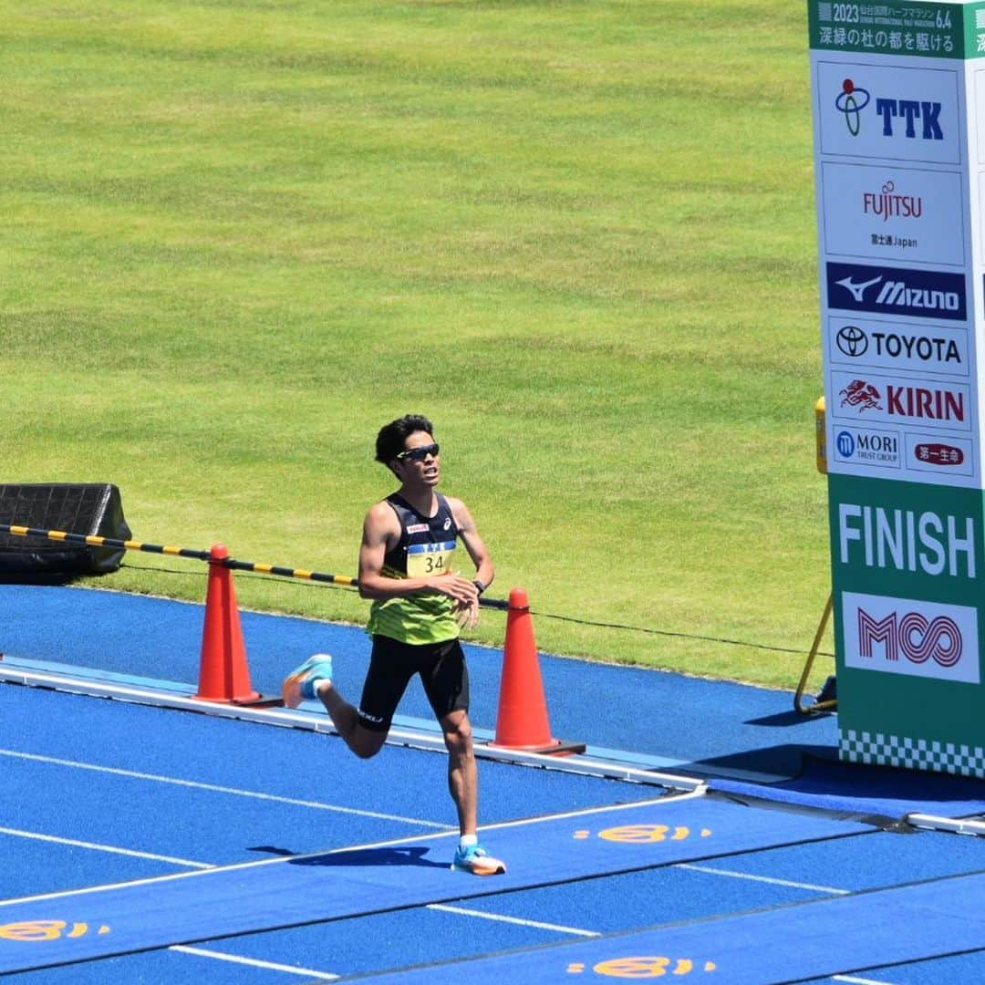 小椋裕介のインスタグラム：「. .  2023.06.04 仙台国際ハーフマラソン  1時間03分29秒 8位 (日本人4位)  台風一過後の高気温、爆風のタフなレースでしたが、うまくまとめることが出来ました。  アップダウンや向かい風への苦手意識も、昨年からのトレーニングで払拭出来たように思います。    #marathon  #yakult  #oakley  #sendaihalfmarathon」