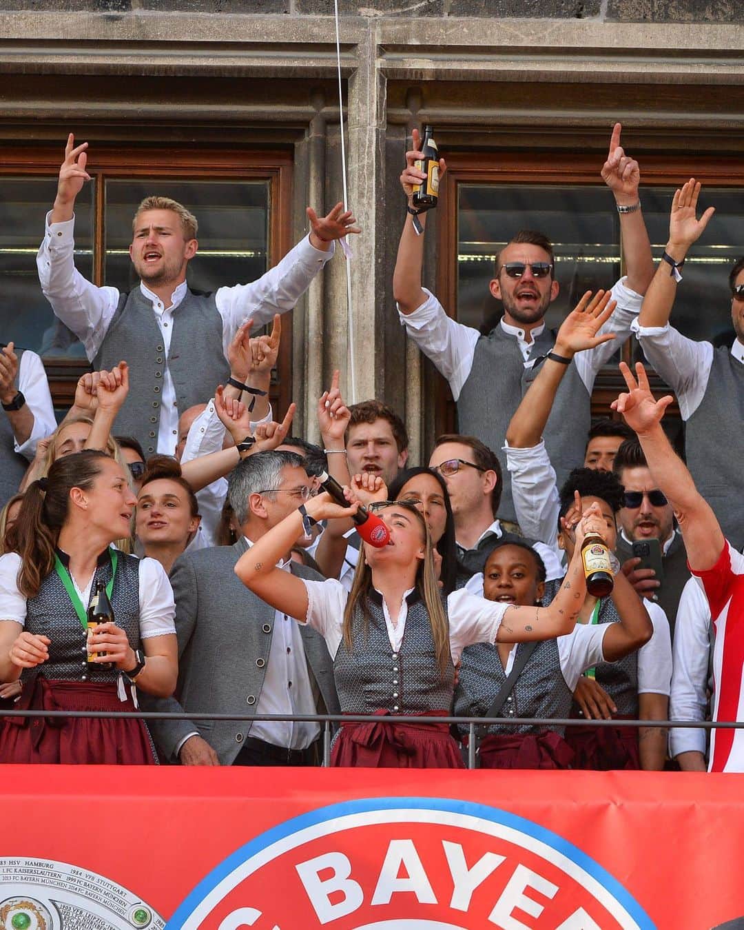 バイエルン・ミュンヘンさんのインスタグラム写真 - (バイエルン・ミュンヘンInstagram)「Last Sunday was a ✨ 𝓼𝓹𝓮𝓬𝓲𝓪𝓵 ✨ one! 🍻  #FCBayern #MiaSanMeister」6月4日 18時59分 - fcbayern