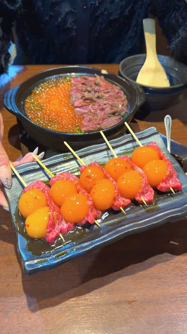 ゆうとグルメのインスタグラム：「🥩名古屋にあるコスパ最強の焼肉屋さん🥩 ㅤㅤㅤㅤㅤㅤㅤㅤㅤㅤㅤㅤㅤ 名古屋にある炭火焼肉こたろうさん(@yakiniku_kotaro)の 「らんいち1本」550円 「いくら肉土鍋ごはん2人前」3300円 ㅤㅤㅤㅤㅤㅤㅤㅤㅤㅤㅤㅤㅤ 黒川駅から徒歩6分ほどのところにある炭火焼肉こたろうは、和牛とお米にこだわる焼肉屋さん！ ㅤㅤㅤㅤㅤㅤㅤㅤㅤㅤㅤㅤㅤ お店の名物は予約必須のらんいち🍳 ㅤㅤㅤㅤㅤㅤㅤㅤㅤㅤㅤㅤㅤ 和牛イチボ肉に醤油漬けにした卵黄を贅沢に2個も挟んで串に刺した斬新すぎるメニュー！ ㅤㅤㅤㅤㅤㅤㅤㅤㅤㅤㅤㅤㅤ 表面を軽く焼いてから食べればとろとろの卵黄と柔らかいイチボ肉が絶妙なバランスで組み合わさって絶品🤤🤤 ㅤㅤㅤㅤㅤㅤㅤㅤㅤㅤㅤㅤㅤ このらんいちは前日までの予約必須商品だから食べたい人は予めお店に電話しておくのを忘れずに！！ ㅤㅤㅤㅤㅤㅤㅤㅤㅤㅤㅤㅤㅤ もう一つの名物がこだわりのお米で作る土鍋ごはん🍚 ㅤㅤㅤㅤㅤㅤㅤㅤㅤㅤㅤㅤㅤ 土鍋ごはん2人前から注文可能で、いくら&肉、牡蠣&肉の2種類がメニューにあったからいくらの方を注文！  ㅤㅤㅤㅤㅤㅤㅤㅤㅤㅤㅤㅤㅤぱちんと弾ける食感のいくらとジューシーなお肉、ふっくら炊きたて底の方にはおこげもあるご飯が相性抜群でこれはほんとにおいしすぎたから絶対食べた方がいいと思う！！ ㅤㅤㅤㅤㅤㅤㅤㅤㅤㅤㅤㅤㅤ 名古屋旅行でおいしいお肉をコスパよく食べたいならぜひこのお店行ってみてほしい🥩🔥 ㅤㅤㅤㅤㅤㅤㅤㅤㅤㅤㅤㅤㅤ おすすめ！！  —————————————— 📍愛知県名古屋市北区清水4-15-1 ⏰17:00〜27:00 🛌不定休 🚃黒川駅から徒歩6分 —————————————— #名古屋グルメ #名古屋ランチ #名古屋ディナー #炭火焼肉こたろう #焼肉 #nagoya #japantrip   #愛知グルメ #愛知カフェ #愛知観光 #名古屋 #名古屋観光 #名古屋旅行 #カフェ巡り #カフェ好きな人と繋がりたい #ごはん記録 #おいしい #japantravel #instafood」