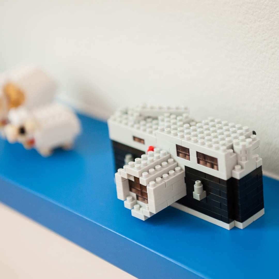 コラボハウス一級建築士事務所さんのインスタグラム写真 - (コラボハウス一級建築士事務所Instagram)「LEGOカラー＋ブロック型の家 ご夫妻の趣味のＬＥＧＯブロックのような ブロックを積み上げたような立体感のある外観。 ------------------------------------------------------ コラボハウスは 設計士と直接話して家づくりをする設計士事務所です。 「住みやすく使いやすい、ちょっとカッコいい家」 をコンセプトに家づくりのお手伝いをしています。 土地探し、間取りづくり、デザイン、家具選び 資金計画、工事、メンテナンスまで設計士に全部お任せ。 DMやHPからお気軽にお問い合わせください。 ------------------------------------------------------ #外観デザイン #ファサード #ブロック #lego #ガルバリウム外壁 #庭のある暮らし #無垢床 #板塀 #和室 #玄関インテリア #リビング #緑のある暮らし #ダイニングテーブル #モザイクタイル #ソファ #造作洗面台 #自分らしい暮らし #デザイナーズ住宅 #注文住宅新築 #設計士と直接話せる #設計士とつくる家 #コラボハウス #インテリア #愛媛 #香川 #岡山 #大阪 #徳島 #秋田 #マイホーム」6月4日 19時00分 - collabo_house