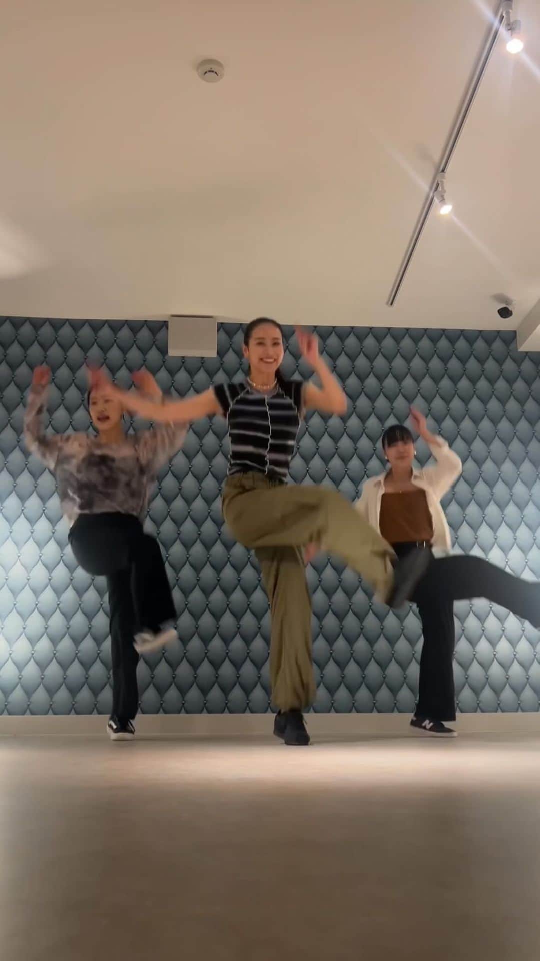 のインスタグラム：「Can you guess which part is mine?🤣1エイトずつ好きに遊びで作ってみた💃  @nanaka_29831 @harukadance_ 突然声掛けたのにありがとう🤣  ♪ @sch @napsofficiel @sosomaness  @elamstone   #dance#dancer#streetdance  #ダンス#遊び#sch#naps#sosomaness#」