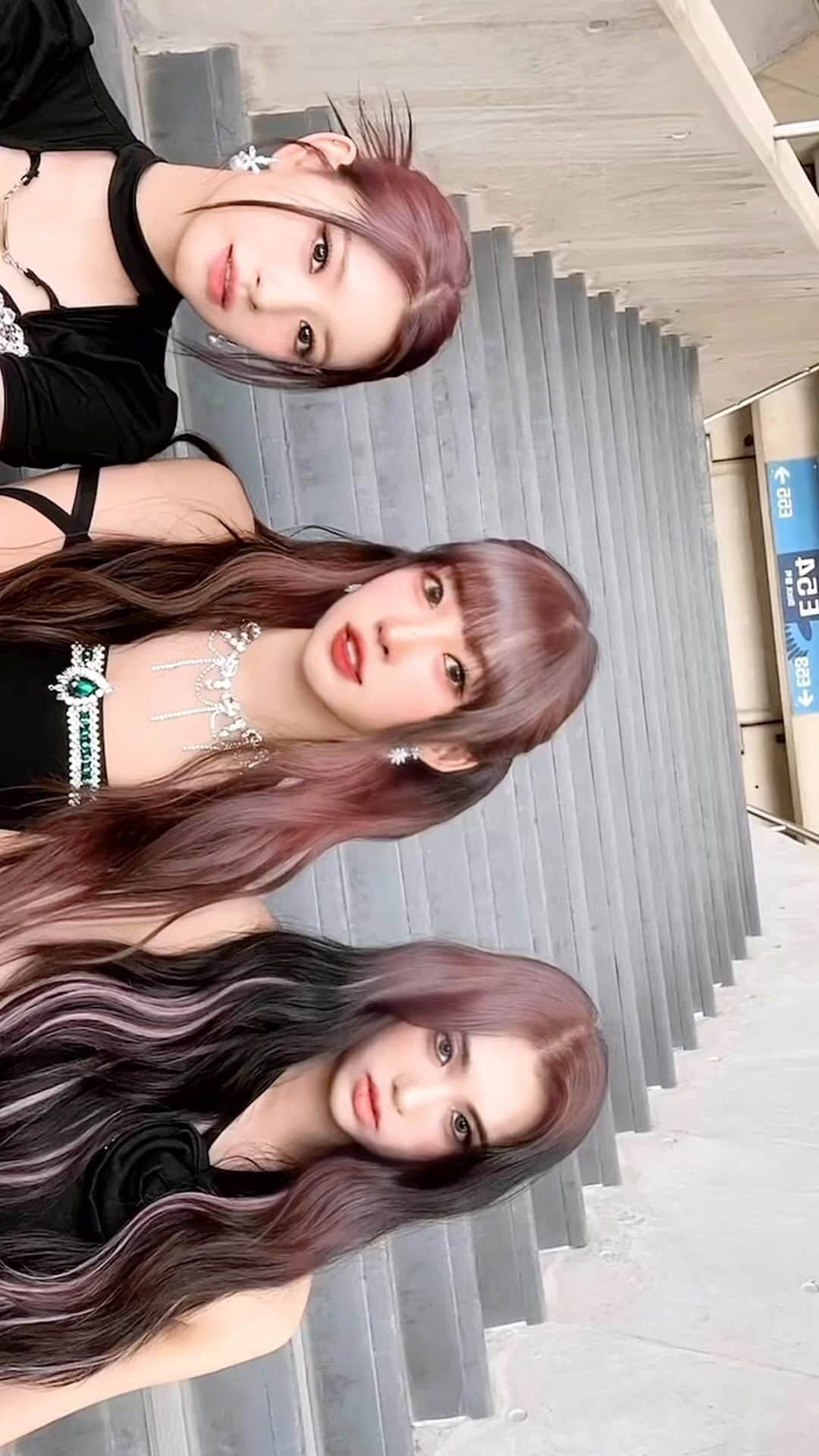 EVERGLOWのインスタグラム：「We’re feeling Untouchable💞 #EVERGLOW #에버글로우 #시현 #SIHYEON #아샤 #AISHA #이런 #YIREN」