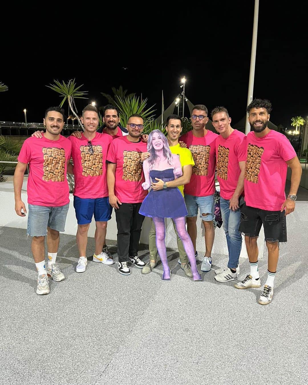 Alessia Marcuzziのインスタグラム：「Quando Fiorello e Biggio hanno dato il mio numero in diretta per sbaglio ho dovuto cambiare numero perche’ il mio cellulare sembrava scoppiasse. Quando si cambia numero si ha sempre la sensazione di perdere un pezzetto di se ed ero un po’ arrabbiata con loro🤪 Poi pero’ mi sono messa a scorrere i messaggi piano piano e mi sono accorta di una cosa: sono stata letteralmente inondata di amore. Tantissimo. Ed e’ stato stupendo riscoprirlo. E cosi’ ho cominciato a rispondere a qualcuno. Una meravigliosa bimba che si chiama Adele, con la sia mamma che fa da tramite, che saluto anche qui….e tanti altri.  Fra cui LORO, i meravigliosi pazzi che vedete qui nelle foto🙈😂  Tutto parte con questo gruppo di addio al celibato (che sul momento per distrazione non afferro, e pensavo fosse un gruppo matrimonio!).  Mi invitano con loro ad Alicante, potevo essere la loro sorpresa( a detta loro😂). Capisco che si tratta di un addio e quindi mando loro una nota vocale: “ma che siete impazziti? Per chi mi avete preso???”. Cominciano a ridere e gli dico che volevo conoscere la futura moglie e le fidanzate di tutti, e magari partecipare al matrimonio piuttosto che andare a far parte della loro allegra brigata!!! Bene, i ragazzi due gg fa sono partiti per il loro weekend spagnolo e guardate cosa hanno portato con loro? 😂 Dovevo mostrarvelo, perche’ io sto ridendo come una pazza… siete unici!!! Adesso capite che quel cellulare mi mettera’ sempre di buonumore e quel numero sara’ con me per sempre. Grazie per tutto l’amore, che non si deve mai dare per scontato❤️ P.S e grazie per avermi portato ad Alicante ragazzi, non c’ero mai stata 😂  @davideluv8 (davide) @giusegk9 (Giuseppe) @andreolly89 (Andrea) @rickycerve90 (Riccardo) @luca_ilbaudo (Luca….lo sposo) 🙆‍♀️ @gabriele.psq (Gabriele) @marcofrassinellipt (Marco) @fede_albe7 (Federico) @beleo89 (Matteo)」