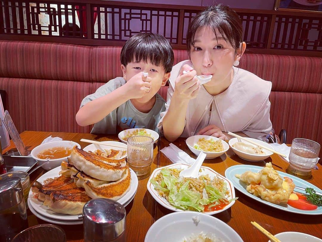 小西ゆりなのインスタグラム：「お腹がもう限界な息子👦とまだまだイケる母🙋‍♀️ #休日の過ごし方 #親子ショット #中華料理 #天龍 #特大餃子 #銀座 #明日は走ろう」