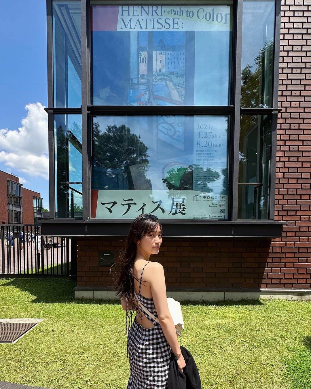 甲斐まりかのインスタグラム：「Sunday dump☕️🎨🧇🌱 お気に入りのワンピースを着て、念願のマティス展。 久しぶりに行った浅草のフグレンは観光客で賑わってたな〜‼︎ 大好きなワッフルはもちろんギルティなチョコたっぷりでハッピーサンデー🤎」