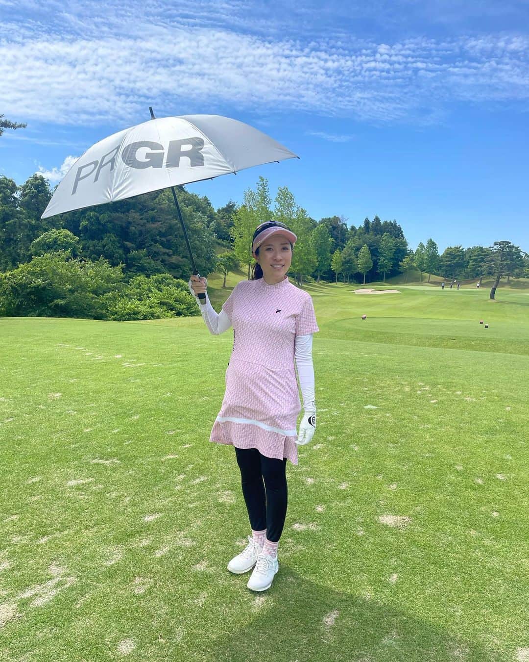 佐藤のぞみのインスタグラム：「PRGRさんから新しい日傘いただきました✨ PRGRの日傘は軽くて持っていても疲れない😊 これからの季節の必需品☀️ 年々暑くなる夏🌻 皆さんも熱中症対策、紫外線対策にぜひ日傘使ってみてください🌴🍧🌞⛳️ 疲れが違いますよー！  #PRGR#日傘#必需品#⛳️」
