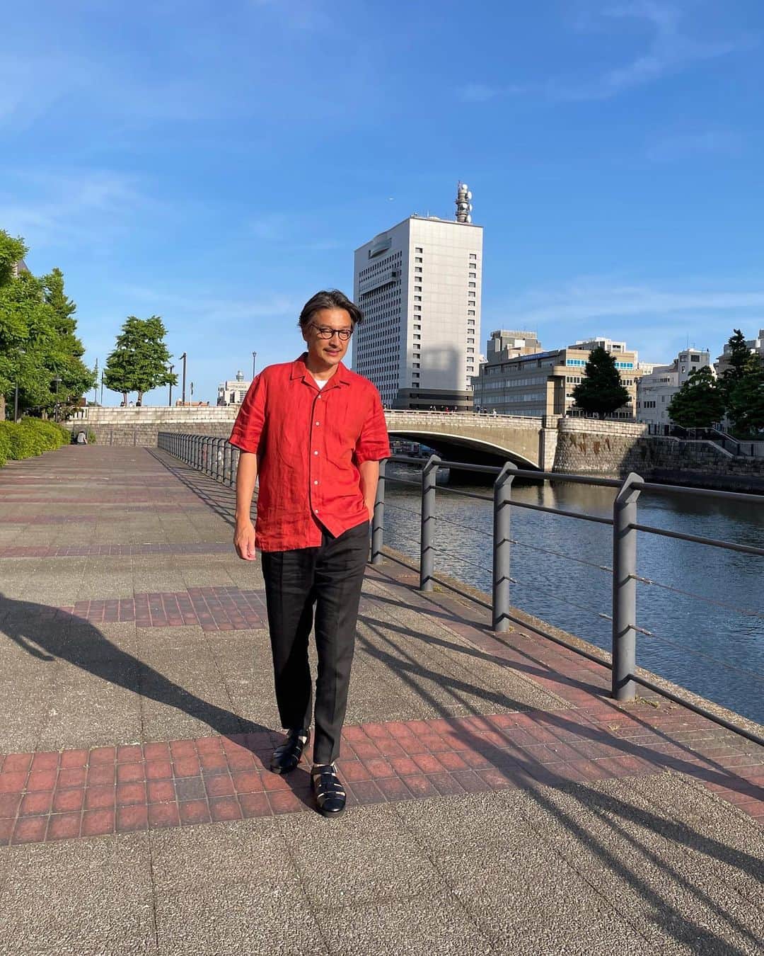 加藤章太郎さんのインスタグラム写真 - (加藤章太郎Instagram)「. 涼しげで清潔感があり優しい風合いのリネンシャツが大好きです。 鮮やかなカラーのリネンシャツとスリムなシルエットのスタイリッシュなヘリンボーンのリネンパンツで夏の大人の着こなし。  @bananarepublic_jp  クーポンコード : Shotaro10 6月２日(金)～７日(水)の期間中、フォロワーの皆様を対象に、全国のバナナ・リパブリック店舗と公式オンラインストアで特別クーポンコードをご利用いただくと10％OFFでご購入できます。 ・店舗ではこちらの投稿をお見せください。 ・オンラインストアではクーポンコード Shotaro10 を入力してください。 ・一部割引適用外の商品がございます。  #br_ad #TheBRLook #バナナリパブリック #バナリパ #リネン #bananarepublic #linenshirt #linenpants #mensfashion #mensstyle」6月4日 19時05分 - __shotaro__