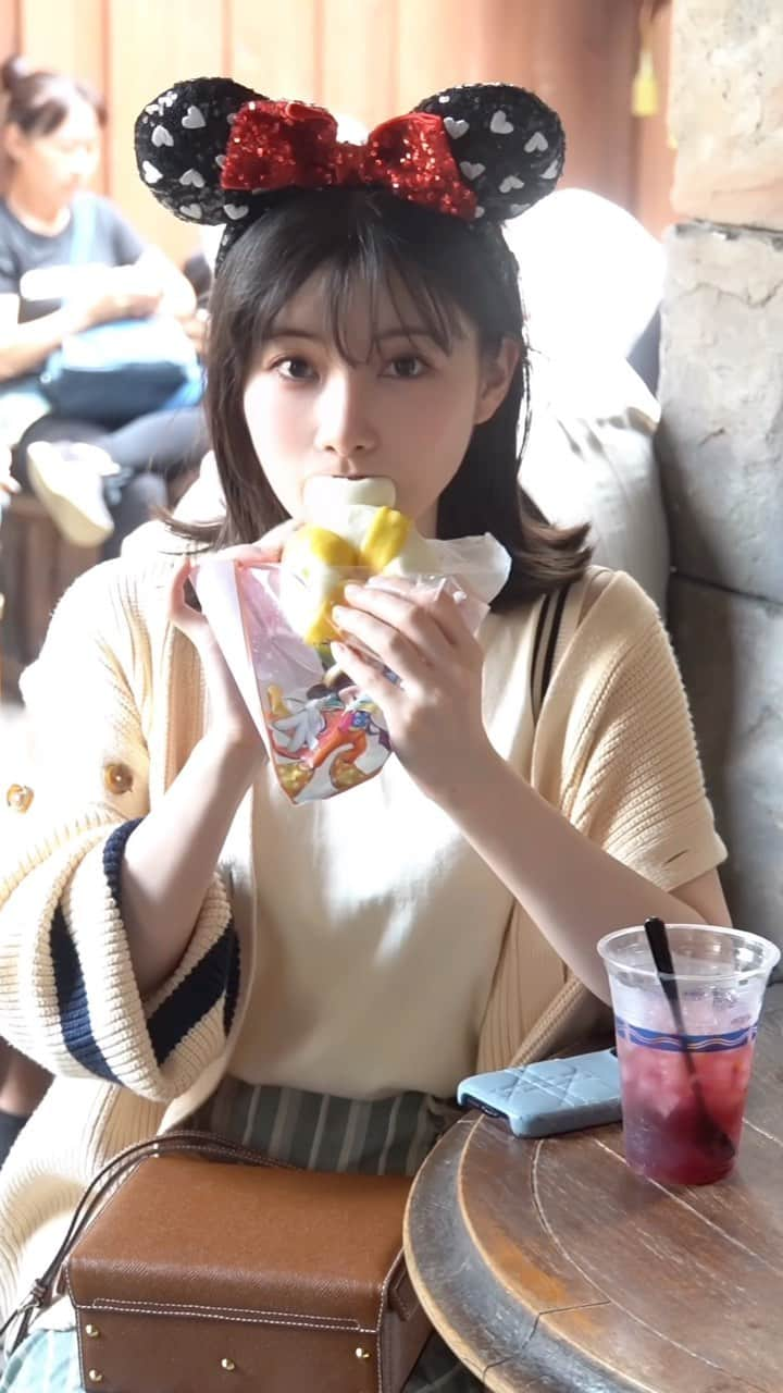 早田悠里子のインスタグラム：「ディズニー行くといつも食べすぎちゃいます😂 みなさんは何が1番好きですか？🌭🧀 おすすめあったら教えてください😋  #友達ディズニー  #ディズニーシー #ディズニーコーデ #ディズニーフード #ディズニーグッズ #ディズニーグルメ #ディズニーカチューシャ #adeam」