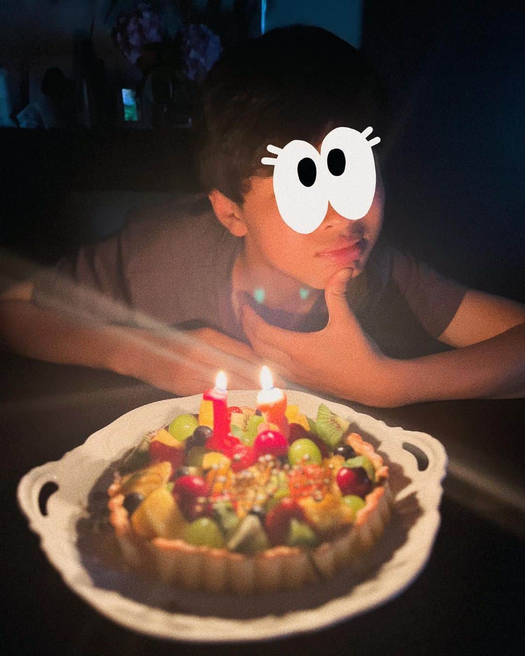 森田麻恵さんのインスタグラム写真 - (森田麻恵Instagram)「長男が13歳になりました。  フルーツいっぱいのタルトを作ってお祝い🍓🥝🍍🥭🫐  背丈も同じになって、頼もしく育ってるけど、私にとってはいつまでもかわいい。  思春期突入のお年頃になるのかな？ちょっと影のほうから幸せを願いつつ見守っていきたいと思います。  #長男　#13歳　#６月２日生まれ #お誕生日おめでとう #happybirthday #myson」6月4日 19時07分 - morita_mae
