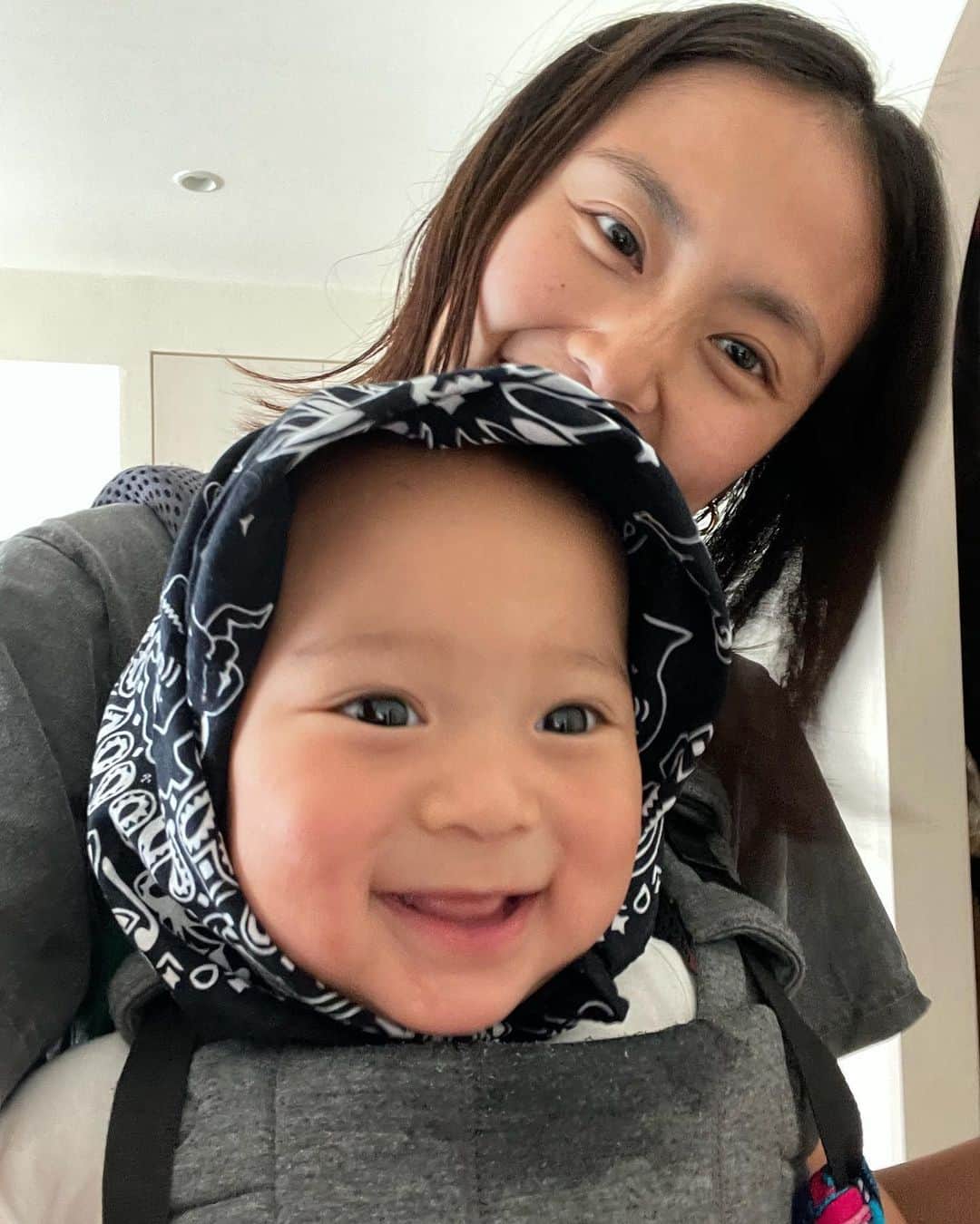 mao mitsuiのインスタグラム：「やーっと晴れて暑くなってきて、嬉しい！ 私はずーっと夏でいいって思うくらい夏がダイスキです。 今日はお店までお散歩するのにバンダナ巻いてあげたら鏡みて大喜び笑 似合ってるよ🖤」