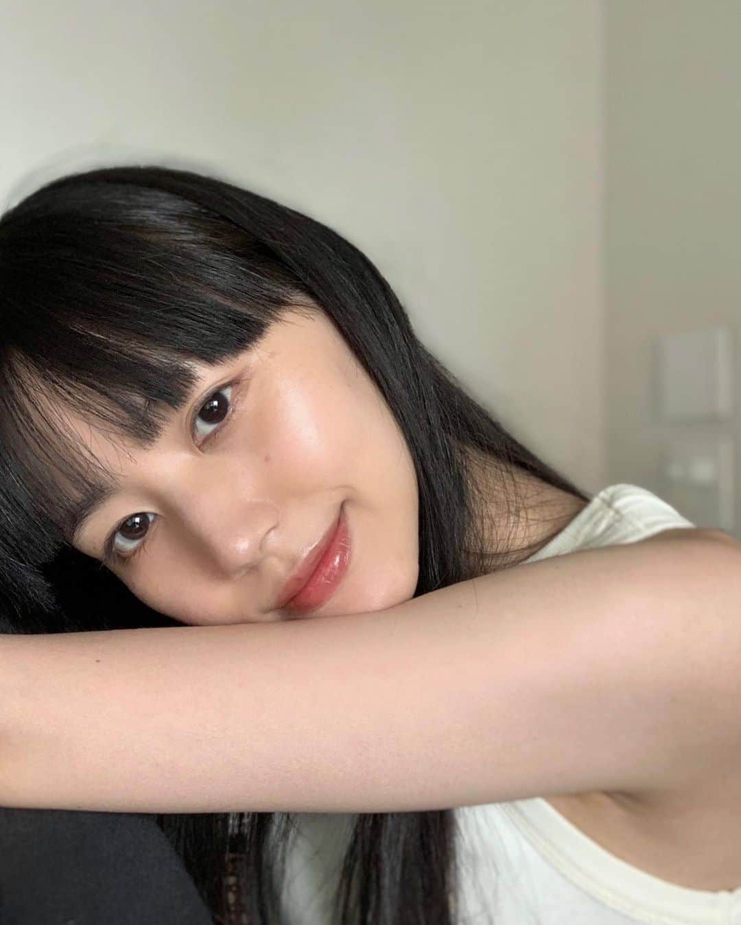 Shiho Sasakiのインスタグラム：「hinceの新作のクッションファンデが調子良い🩵 なめらか〜なセミマット肌が簡単に作れる⭕️ セミマットといえど パサパサ感は無くて、優しく肌に密着してくれている感じ🫧  寒色ラバーにはたまらない 爽やかなブルーパッケージも好きだな🫐  #hince #ブルークッション #メッシュマットクッション」