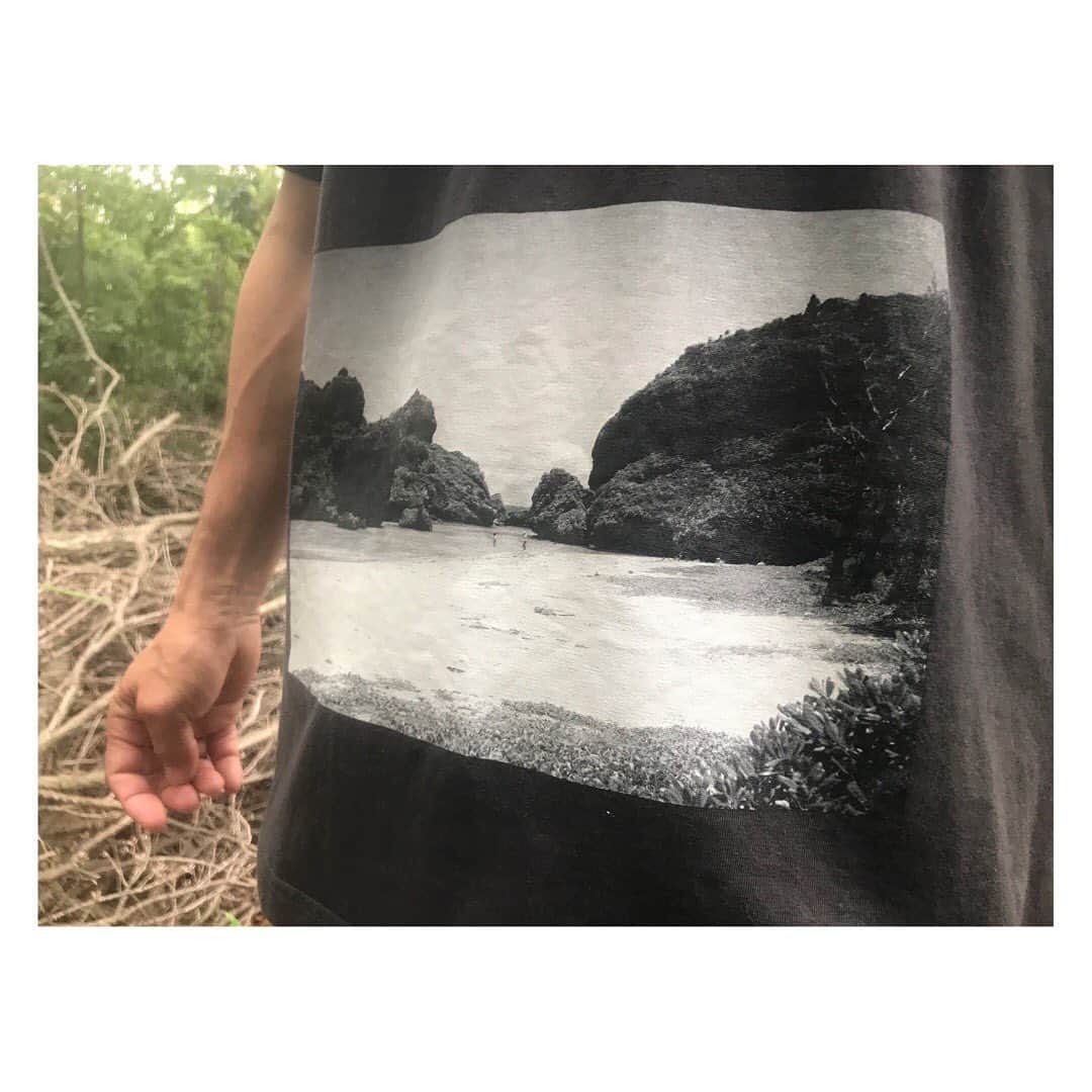 藤代冥砂さんのインスタグラム写真 - (藤代冥砂Instagram)「沖縄を好む、恋する、愛する、住んでいる、住んだことがある、住みたい、行きたい、など、沖縄に心が揺れる全ての人にこのTシャツを薦めたい。 フロントに聖なる浜比嘉島のビーチ、バックに富盛の石獅子というマニアックな場所の写真を置いた服はは、かつてなく、これからもない。 ストリートとアート感ある我がPIPならだと自負。聖地と聖獣で運気上がるぞなもし。 M,L,XL Lは結構減ってる。  これをきっかけに47のご当地シリーズもやりたいとは願ってます。  プロフィールにURLあり〼  #meisafujishiropip #沖縄　#浜比嘉島　#石獅子　#富盛の石彫大獅子  #沖縄tシャツ」6月4日 19時10分 - meisafujishiro