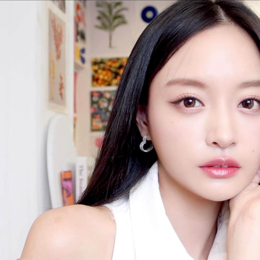 ᴅᴏᴜʙʟᴇsᴏᴜᴘのインスタグラム：「#장원영메이크업 해봤어요 🤍✨ 메이크업 영상은 스토리 타고 볼 수 있어요!  #ウォニョン のメイクをしてみました🤍✨ メイクアップ動画はストーリーで見ることができます！👻✨」
