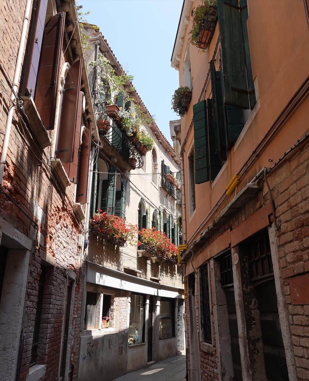 安保彩世さんのインスタグラム写真 - (安保彩世Instagram)「Venezia,Italy🇮🇹  3泊したんだけど3泊は多いかな？って思ってたけど ぜんっぜん余裕だった！むしろ足りない🥹✨ 1週間くらい居られるなぁ〜 歩いてるだけで幸せな気持ちになる程綺麗な街並みで 水が近くて、海鮮が美味しくて みんなゆったりしてる感じが とっても素敵だった🤍✨  また絶対行きたい 次はもう少し長くステイしたいなぁ〜  dress: @brandymelvilleusa」6月4日 19時17分 - posayo