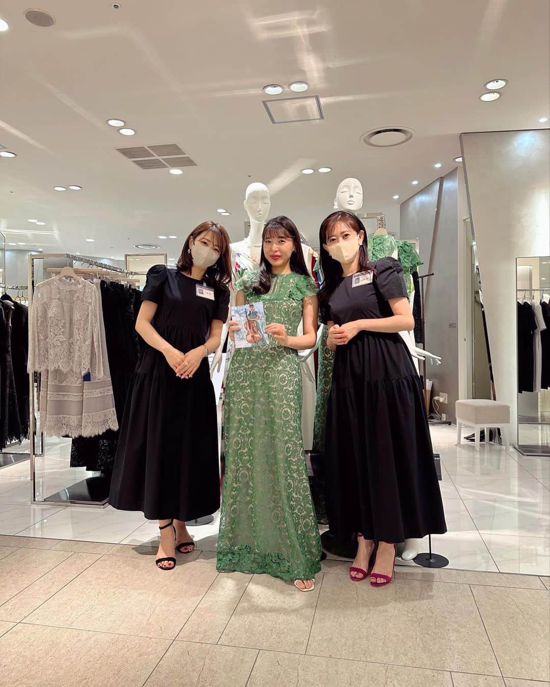 新倉瞳のインスタグラム：「たくさんの皆さまのご来店ありがとうございました🥹💚  この5年で少しずつ🐢音と服が皆さまの音楽的な日々にご一緒出来るようになっていることを噛み締めています。 1人では決して出来ない進化と深化。  喉に優しいプレゼントなどもありがとうございました！  POP UP SHOP はひき続き 阪急うめだ本店4階  パーティー&ドレスアップスタイルにて 6月6日(火)まで✨皆さまぜひ！！ ⁡ 問)06-6313-7240  #ひょっこりマネキンさんの表情良き」