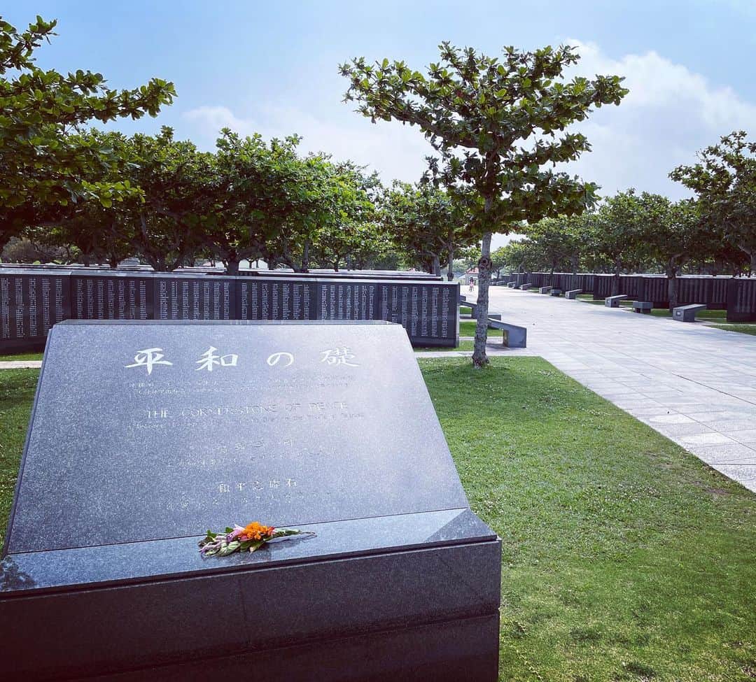 鈴木央紹のインスタグラム：「8年ぶりに両親を連れて、祖父のお墓参り。 清々しい。 沖縄の夏！」