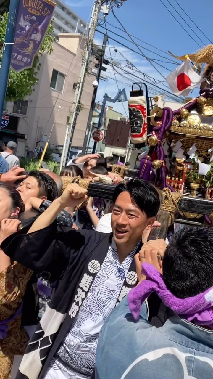 のインスタグラム：「横須賀の汐入の子之神社のお祭りも復活。  ドブ板通りでお神輿を担ぐ景色は汐入ならではの景色です。暑い中お疲れ様でした！  #横須賀 #汐入 #子之神社 #お祭り #お神輿 #神社 #ドブ板通り」