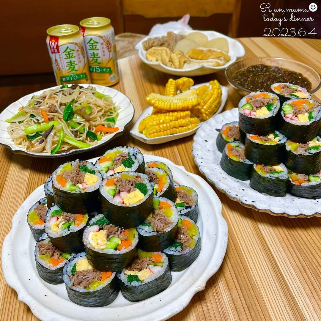 らんままのインスタグラム：「2023.6.4  今日のお夕飯⁣ ⁣ ⁣ キンパ⁣ チャプチェ⁣ とうもろこしのから揚げ⁣ もずく酢⁣ 大根と栃尾油揚げ、がんも、結びこんにゃくの煮物⁣ ⁣ ⁣ こんばんは　日曜日ですね⁣ 今夜は娘のリクエスト献立です⁣ ⁣ ⁣ ⁣ 今日の動画は廊下でくつろぐ くぅさん です⁣ ⁣ 　⁣ ⁣ ⁣  #晩酌#晩御飯#献立#ばんごはん#おうち居酒屋#働く主婦の食卓#くぅさんを探せ#丸テーブル⁣ ⁣ ⁣ ⁣ ⁣」