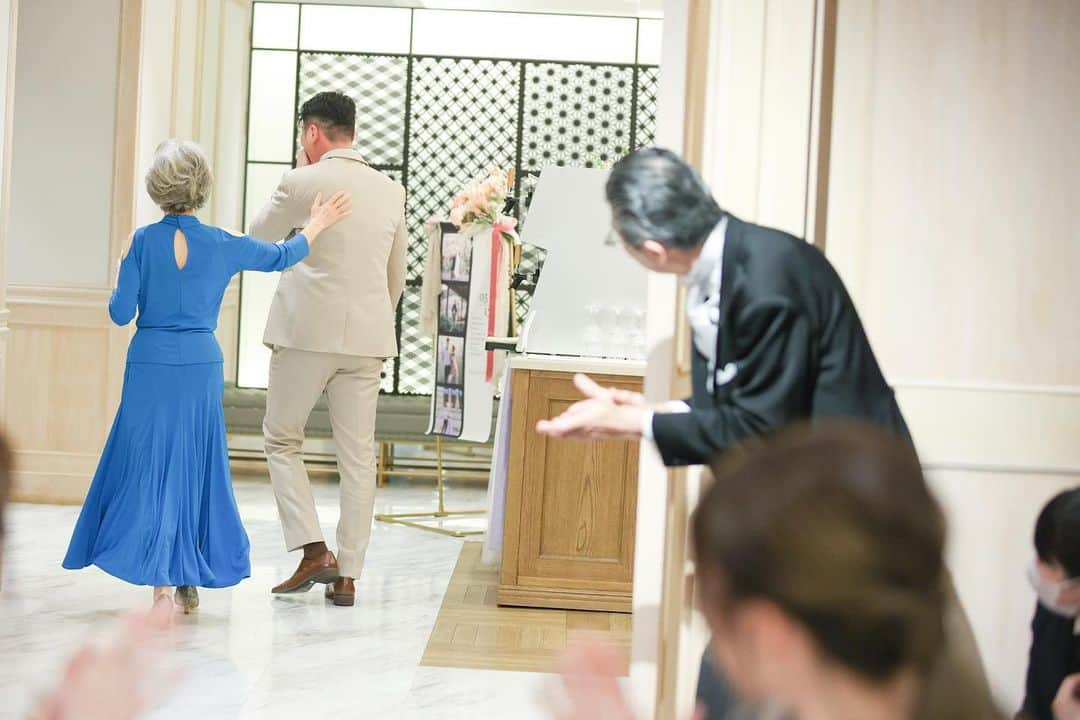 instyleweddingkyotoのインスタグラム：「お色直し中座..*  幼い頃、阪急電車が大好きだった新郎様。 そんな新郎様の為に、 電車が見える場所でおばあさまが2時間も抱っこして、 阪急電車を見せてくれていたそう。  最後の写真は、反対に 新郎様がおばあさまを抱っこして..♡ おばあさまの笑顔☺︎宝物ですね。  #takeandgiveneeds #tg花嫁 #kyotowedding#instyle #instyleweddingkyoto #instyleweddings  #インスタイルウェディング京都」