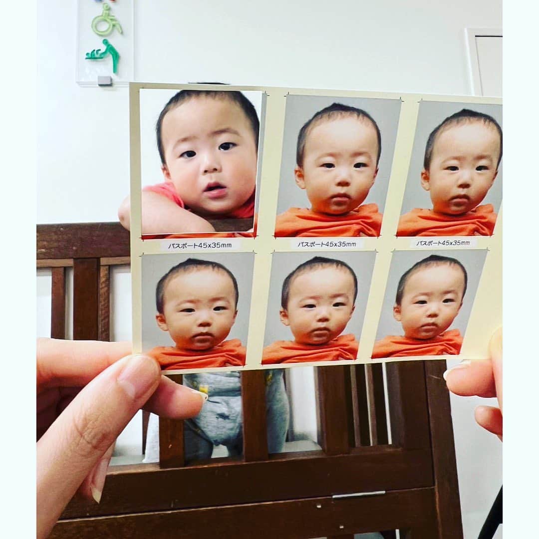 緒月遠麻さんのインスタグラム写真 - (緒月遠麻Instagram)「☺︎  0歳児のパスポート写真撮りに同行👶  一発OKカメラ目線！！👏  一枚は パスポート申請の時に切り取られちゃったので  空いたところに 本人注入♡  最高かわいいぃぃ。  #海を渡る0歳児」6月4日 19時23分 - toma_ozuki
