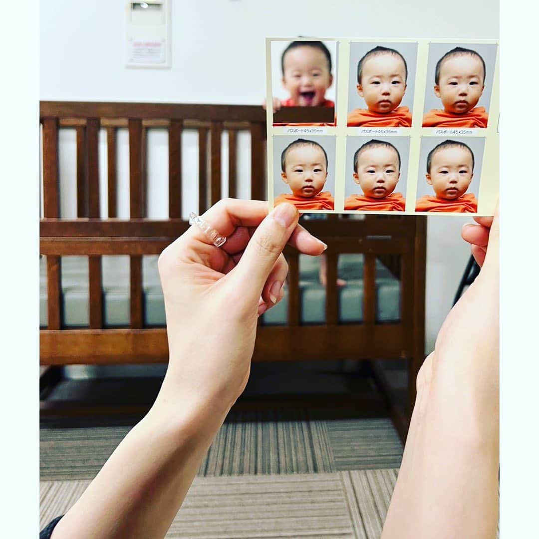 緒月遠麻のインスタグラム：「☺︎  0歳児のパスポート写真撮りに同行👶  一発OKカメラ目線！！👏  一枚は パスポート申請の時に切り取られちゃったので  空いたところに 本人注入♡  最高かわいいぃぃ。  #海を渡る0歳児」