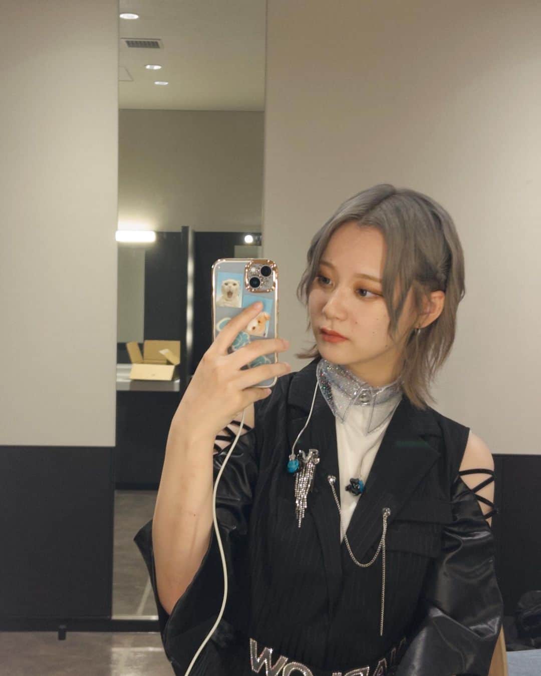 河野奈々帆のインスタグラム：「・ ⁡ 全体的に見たらかっこいい感じなのにiPhoneケースの中に我が家の犬猫の証明写真が入っています ⁡ 髪色、ちょー良くない！？！？！？ ⁡ ⁡ あとこのイヤモニ最高に可愛い色、、 黒と青、、 しかも青色は左右で色味違うねん、、 この組み合わせにして良かった、、最高、、」