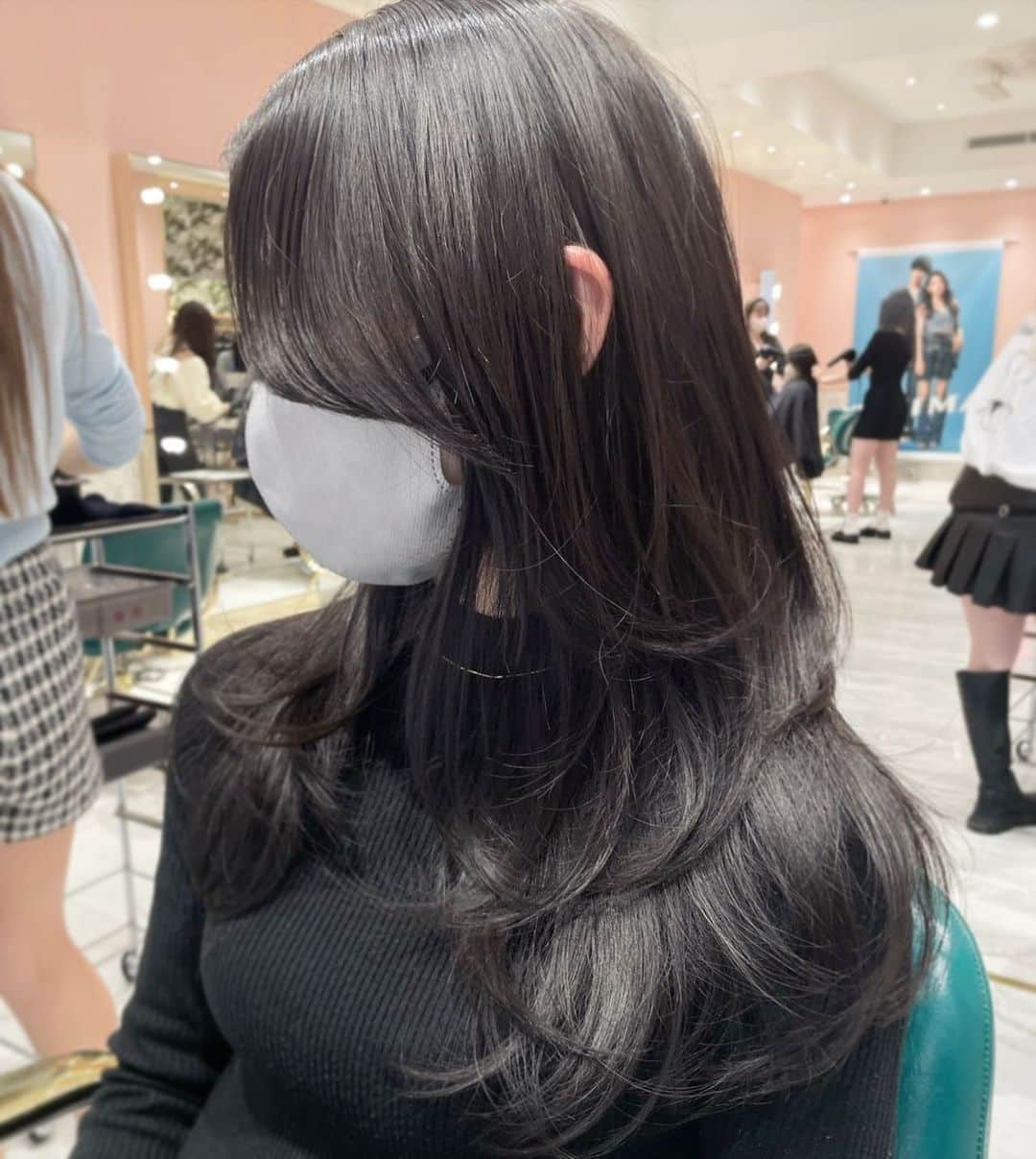 原涼香のインスタグラム：「#레이어드컷 🖤 巻いても巻かなくても盛れる人気STYLE🎀 ㅤㅤㅤㅤㅤㅤㅤㅤㅤㅤㅤㅤㅤㅤㅤㅤㅤㅤㅤㅤㅤㅤㅤㅤㅤㅤ CUT  7400yen  ㅤㅤㅤㅤㅤㅤㅤㅤㅤㅤㅤㅤㅤ ㅤㅤㅤㅤㅤㅤㅤㅤㅤㅤㅤㅤㅤ  ㅤㅤㅤㅤㅤㅤㅤㅤㅤㅤㅤㅤㅤ #SHIMA#韓国ヘア#韓国スタイル#レイヤーカット#ワンホンヘア#ワンホン#ダークトーン#網紅#初カラー#暗髪#ベージュカラー#ラベンダーカラー#グレージュ#オリーブカラー#透明感カラー#銀座美容院#銀座美容室#美容師#시스루뱅#레이어드컷#koreanhair」