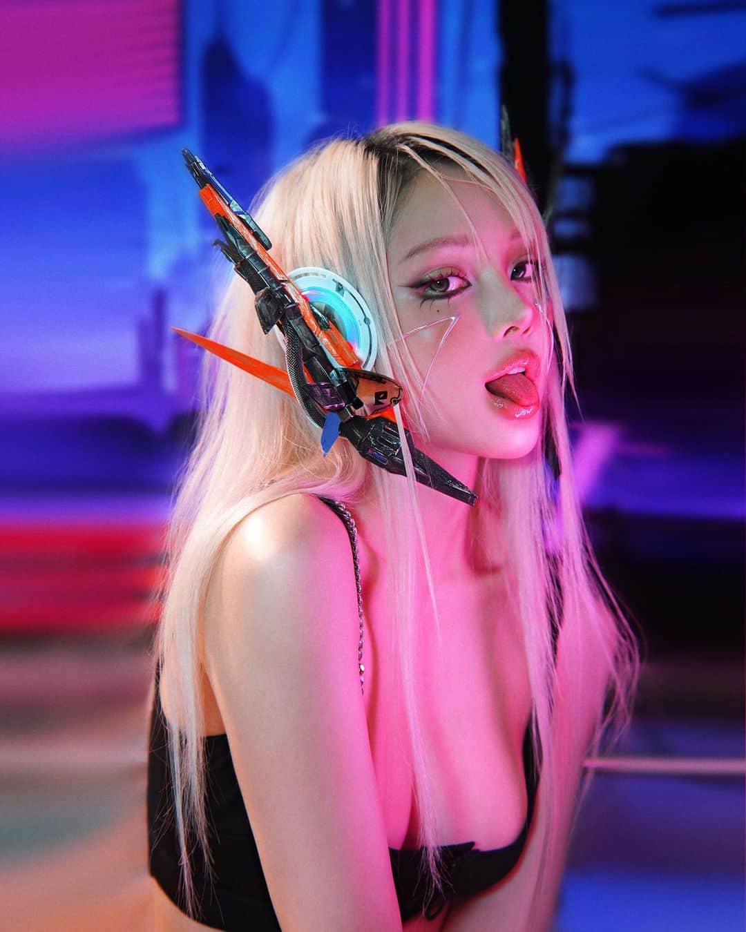 のインスタグラム：「👾  Photographer @faust_vici  Makeup @ponysmakeup Headpiece made by @faust_vici」