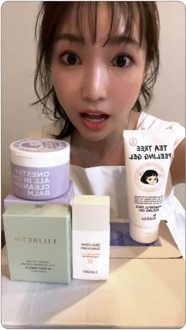 喜田彩子のインスタグラム：「2023.06.04 コラボ福袋第三弾発売LIVE🎉 ⁡ @yeppeuda_jp  毎回大好評をいただいておりますコラボ福袋！！ 第三弾発売決定いたしました☺️🫶🏻💕 ⁡ ⁡ 【コラボ日程・発売店舗】 6/4日(日)20:00〜６/11日(日)1:59まで ☑︎yeppeudaオフィシャル店 ☑︎楽天市場店 ☑︎Qoo10店 の３店舗にて発売いたします。 ※楽天スーパーセール中、Qoo10メガ割中の開催です！ ⁡ ⁡ 【福袋内容】今回は9,000円福袋のみの販売となります。 ⁡ ＜LILIBETH＞ @lilibeth_cosmetics  ✔️パーフェクトフィッティングフルカバレッジクッション （リフィル・21号23号） ＜Rokkiss＞ @rokkiss_official  ✔️ワンステップ  オールインワンクレンジングバーム ✔️ピーリングジェル ＜Luvum＞ @luvum_official  ✔️スキングロー サンクリーム ⁡ 【購入特典】 Liveをご覧ください♡ ⁡ 【注意事項】 🚨「9,000円福袋」と同じ中身が２つずつ入った「18,000円福袋」は購入特典がことなります。 「9,000円福袋」を２つ購入されても、「18,000円福袋」の購入特典は同梱されません。ご注意ください。 ⁡ 🚨発送は6月6日より開始となります。 ⁡ 私の「推し」アイテムをぎゅーっと詰め込んだセット🎁 お得なプライスでご用意していただきました♡ ぜひお見逃しなく！ ⁡ ⁡ #韓国コスメ #韓国コスメレビュー #韓国スキンケア #韓国美容 #韓国コスメおすすめ #韓国コスメ好きな人とつながりたい #韓国コスメレビュー #コスメ好きさんと繋がりたい #スキンケア好きさんと繋がりたい #メイクアップ #スキンケア #美容 #鎮静 #保湿 #乾燥肌 #美肌 #おうち美容 #楽天市場 #Qoo10購入品 #楽天購入品」