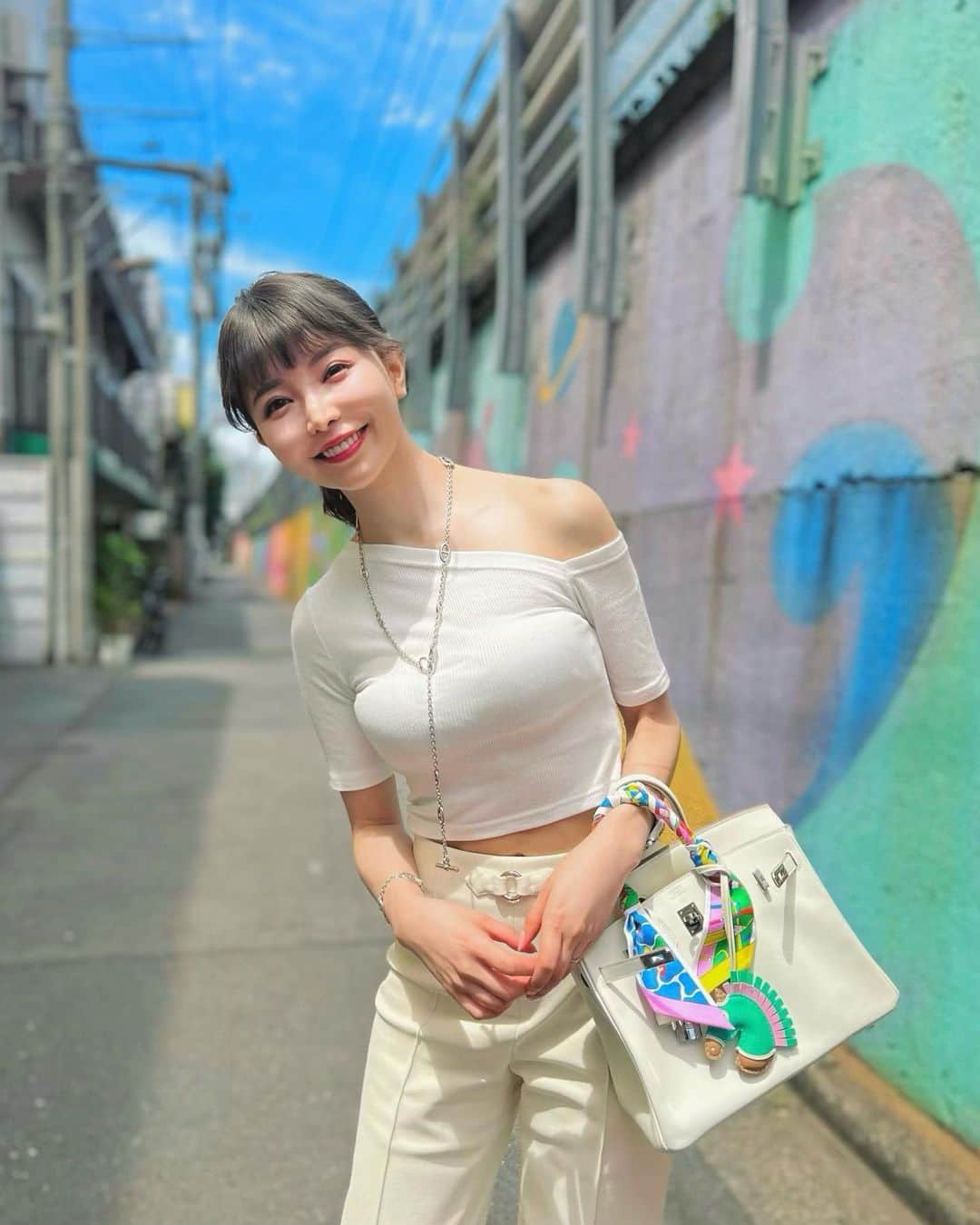 のインスタグラム：「White🕊️ ⁡ 全身白の日でした🕊️ ⁡ @odorata_official のアシンメトリーハーフスリーブTシャツは程よいフィット感で着心地が良い✨丈感も可愛い😍 ⁡ tops @odorata_official  pants.bag.shoes  @hermes  ⁡ ⁡  #PR#オドラタ#シンプルコーデ #アラフォーコーデ#全身白コーデ#大人カジュアル #スタイルアップ #女子会ファッション#骨格ウェーブ #クリアウインター#odorata #ootd #粉我#패션코디」