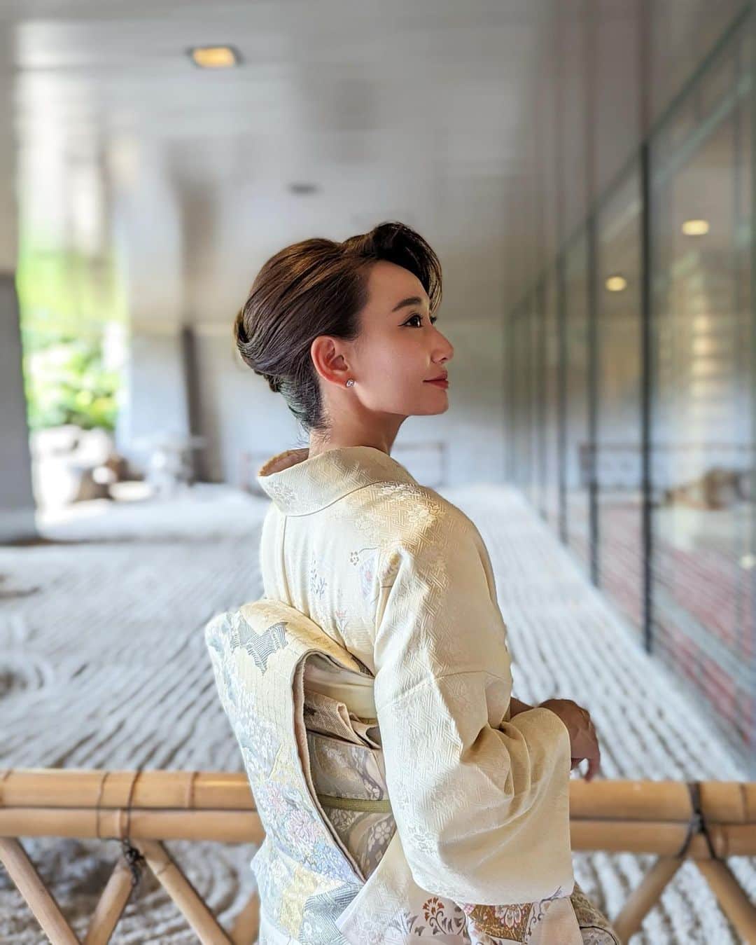 李 雨瀟のインスタグラム：「大切なお友達の結婚式💍 久しぶりにお着物を着ました🥰 . DMでたくさんお褒めの言葉と質問きてて嬉しかった🥹❤️ まとめますね🫧 . お着物はいつもわかなさんのところで借りてます☺️ @kyoto_wakana7  今回も似合いそうなやつを選んでもらって 帯や紐も全てコーデ組んでもらったの✨ ここのお着物はどれも素敵でどれ着てもいいくらい🥰 下駄とバックも全部セットで届くから ほんとに楽でありがたいです!! . . ヘアーセットは、着付けとセットできるところを探してホットペッパーで予約したんだけど、これが当たりで🥺👏　 銀座のママをイメージで作ってもらったらこれまた素敵に✨ どう！お店いけそ？？笑 . 久しぶりのお着物で背筋がピーンとなり すごくいい機会でした🥰 今度は黒とか着てみたいなっ🫧 . . #結婚式 #帝国ホテル #着物 #京都着物レンタル  #着物参列 #京都着物 #ヘアーセット」