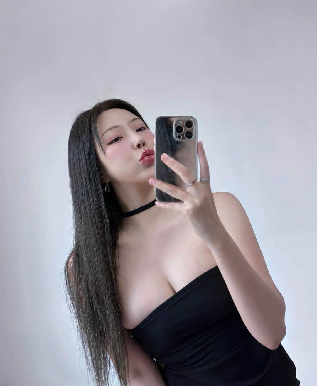 Choi Somiさんのインスタグラム写真 - (Choi SomiInstagram)「⠀⠀⠀⠀ #글랜더 #glander  블랙 화이트 베이지 중에 어떤 컬러가 제일 잘 어울려요? 🦭」6月4日 19時38分 - cxxsomi