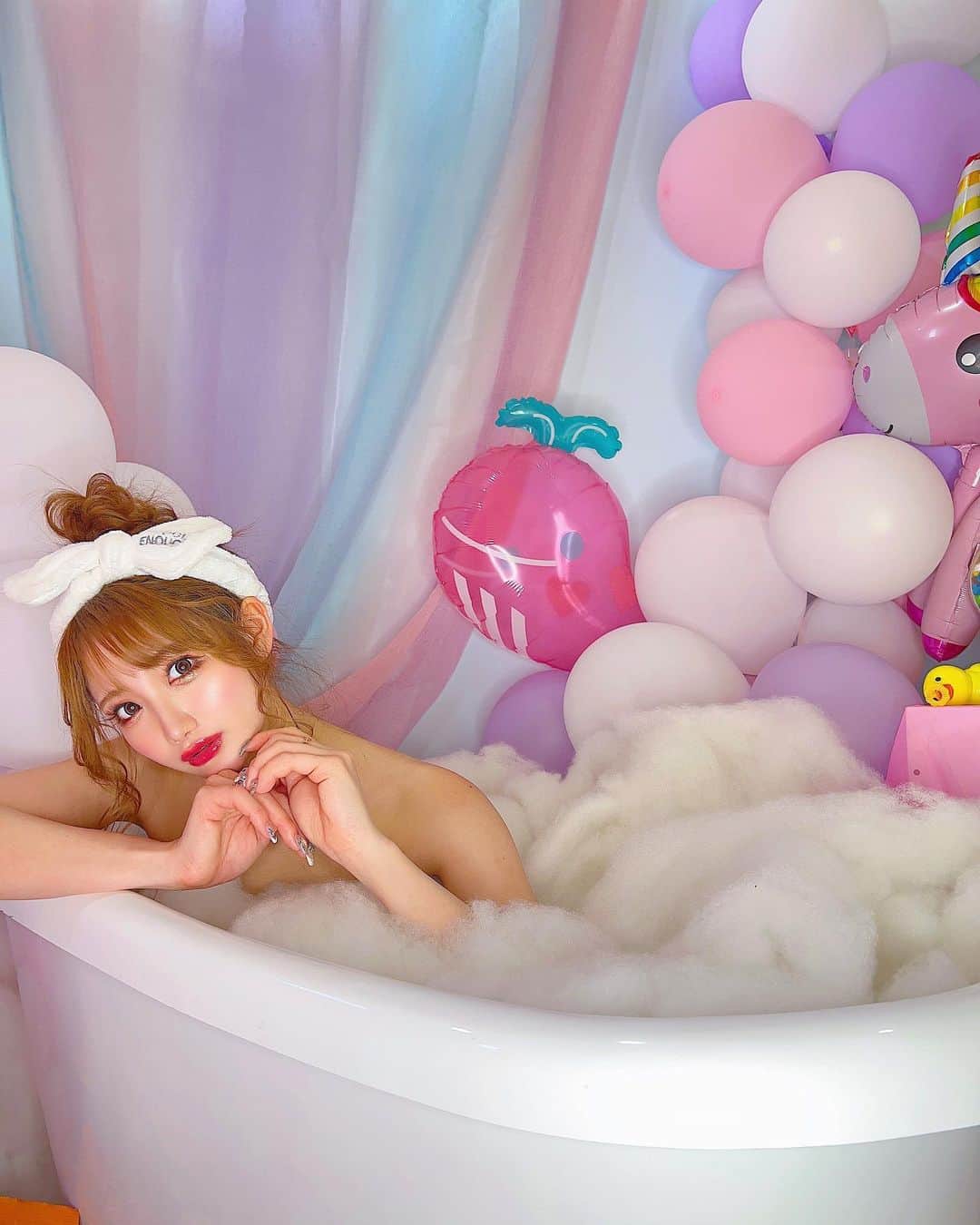 まゆぴちゅーさんのインスタグラム写真 - (まゆぴちゅーInstagram)「今日はジムとエステいってきて、 もうおーちでゆっくりするんだぁ〜😮‍💨🌼🤍  お風呂もゆっくり入ろ。。。🛁♡  この泡風呂(風)撮影可愛かったな🙈❤︎  このブースのセッティングも ヘアも天才だいすけさん🥺💖 @daisuke_5511  . . . #お風呂 #泡風呂 #ホリージョ撮影 #スタジオ撮影 #お団子ヘア #お団子ヘアアレンジ #アップヘア #アップヘアアレンジ」6月4日 19時32分 - mayu_03pichu