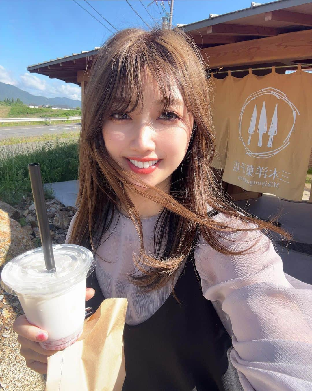 YUMIKAのインスタグラム：「暴風の中いちごミルクだけは死守🍓🥛 #drive #癒され旅」