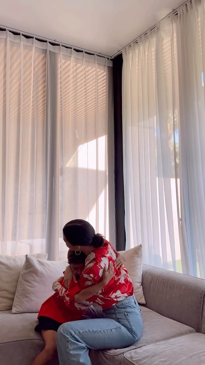 のインスタグラム：「Hi Hi Guys!  Who starts your weekend with a morning exercise routine to keep healthy? Remember, it’s important to stay well-prepared during daily outdoor routines by using products that provide protection against bacteria and body odor, and practicing good hygiene habits regularly!  For the past two years, I’ve been using Lifebuoy Lemon Fresh to fight body odor and stay fresh throughout the day, which is amazing! This body wash is so effective and provides 12 hours of freshness, which is especially important during the pandemic.  Lifebuoy is currently running a promotion where you can get sports equipment by purchasing 1pc of Lifebuoy Bodywash variants (Total 10, Mild Care, Lemon Fresh, Cool Fresh) . To redeem the voucher, simply upload your receipt on Whatsapp Lifebuoy ( +62 818-880-071). This is an amazing opportunity, so don’t miss out!  Tips from me, it’s always a good idea to wear comfortable and breathable clothing during exercise to prevent any discomfort or irritation. And don’t forget to stay hydrated by drinking plenty of water before, during, and after your workout!  Wishing you all the best in your fitness journey! @lifebuoyid #LifebuoyMandiHadiah」